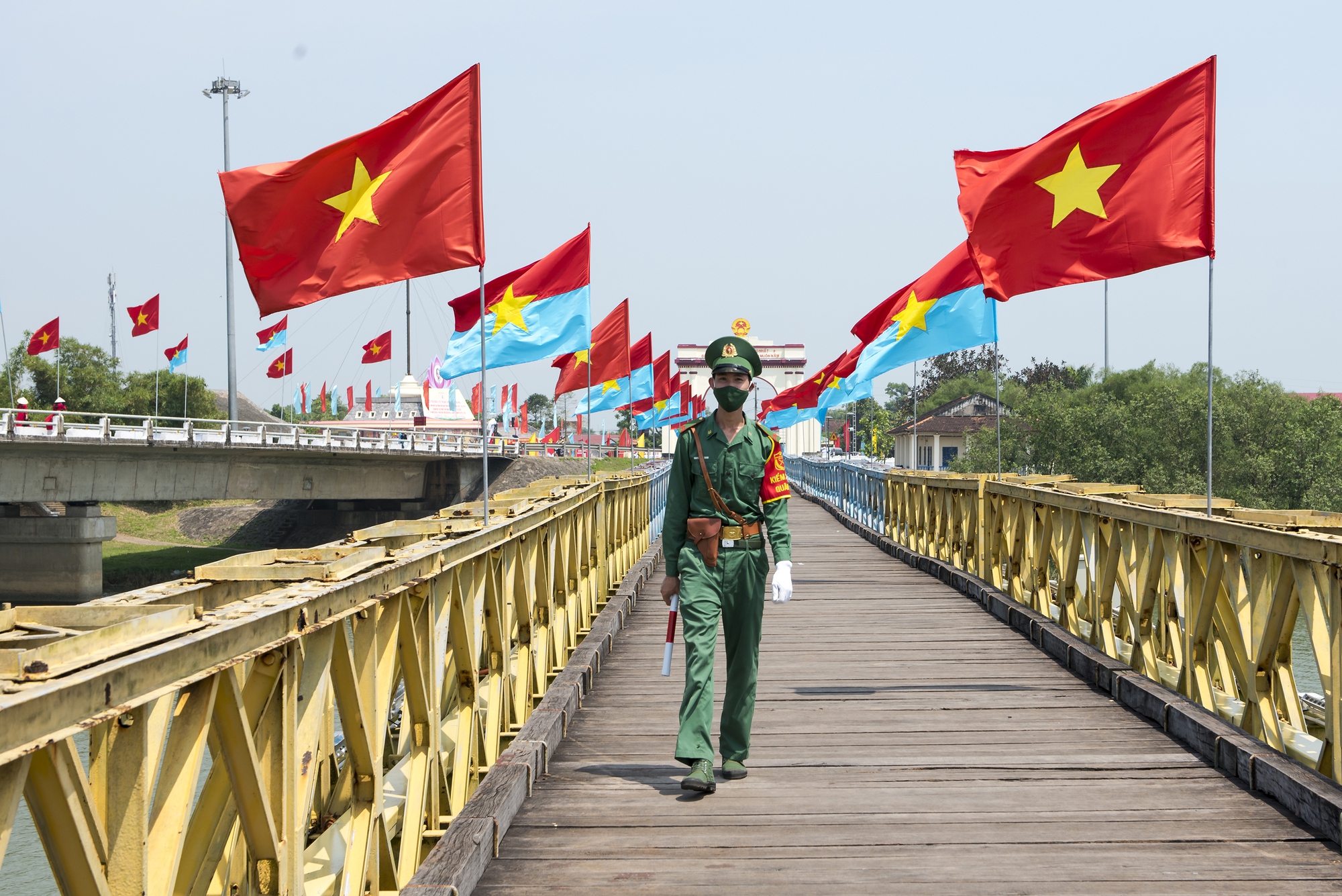 Cờ Tổ quốc thiêng liêng trong trái tim người Việt - Ảnh 6.