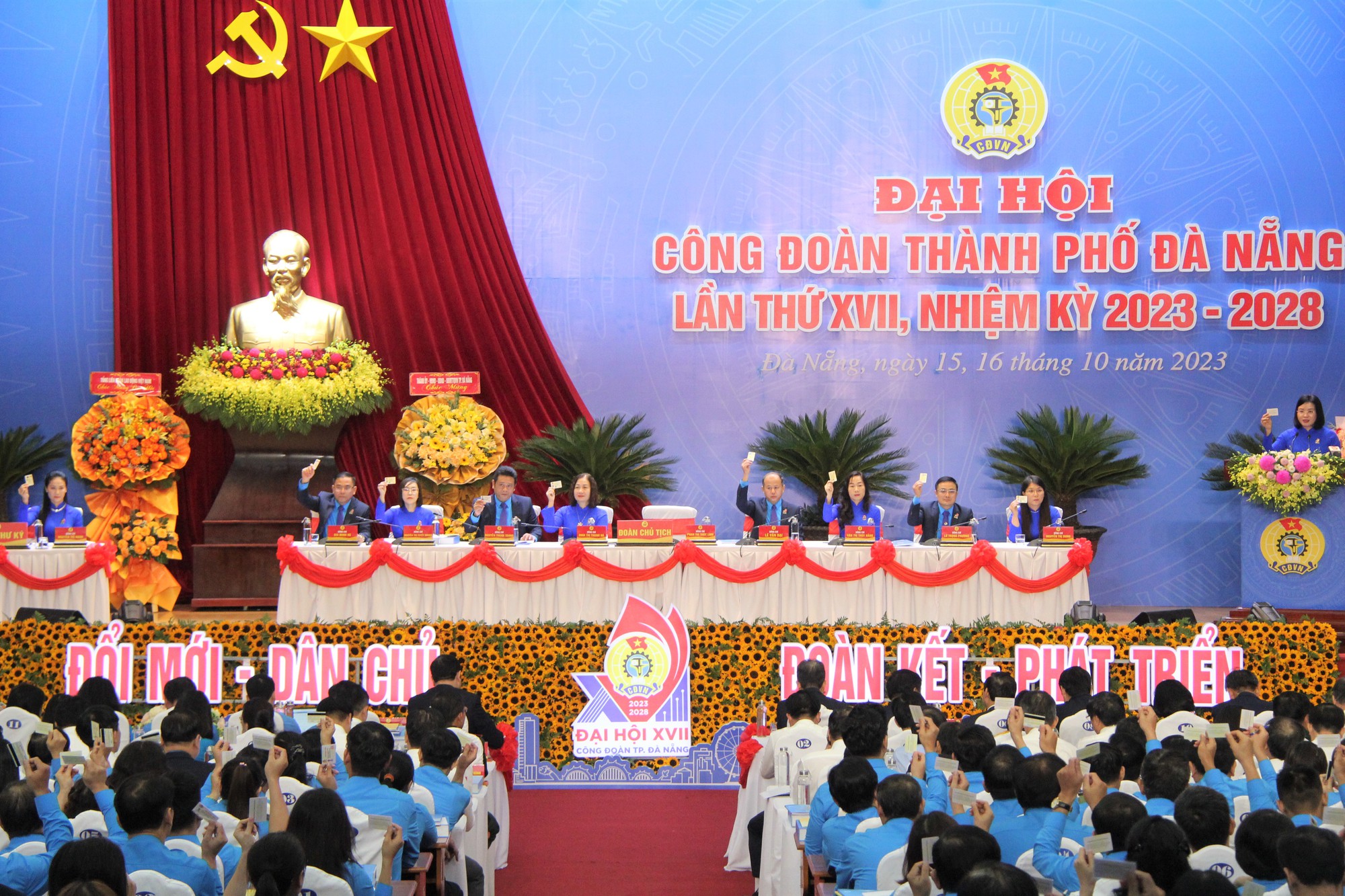Bà Phan Thị Thúy Linh tái đắc cử Chủ tịch LĐLĐ Đà Nẵng - Ảnh 6.