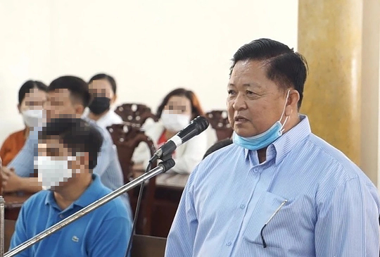 Cấp biển số xe sai quy định, cựu trưởng Phòng CSGT An Giang lãnh 2 năm tù - Ảnh 2.