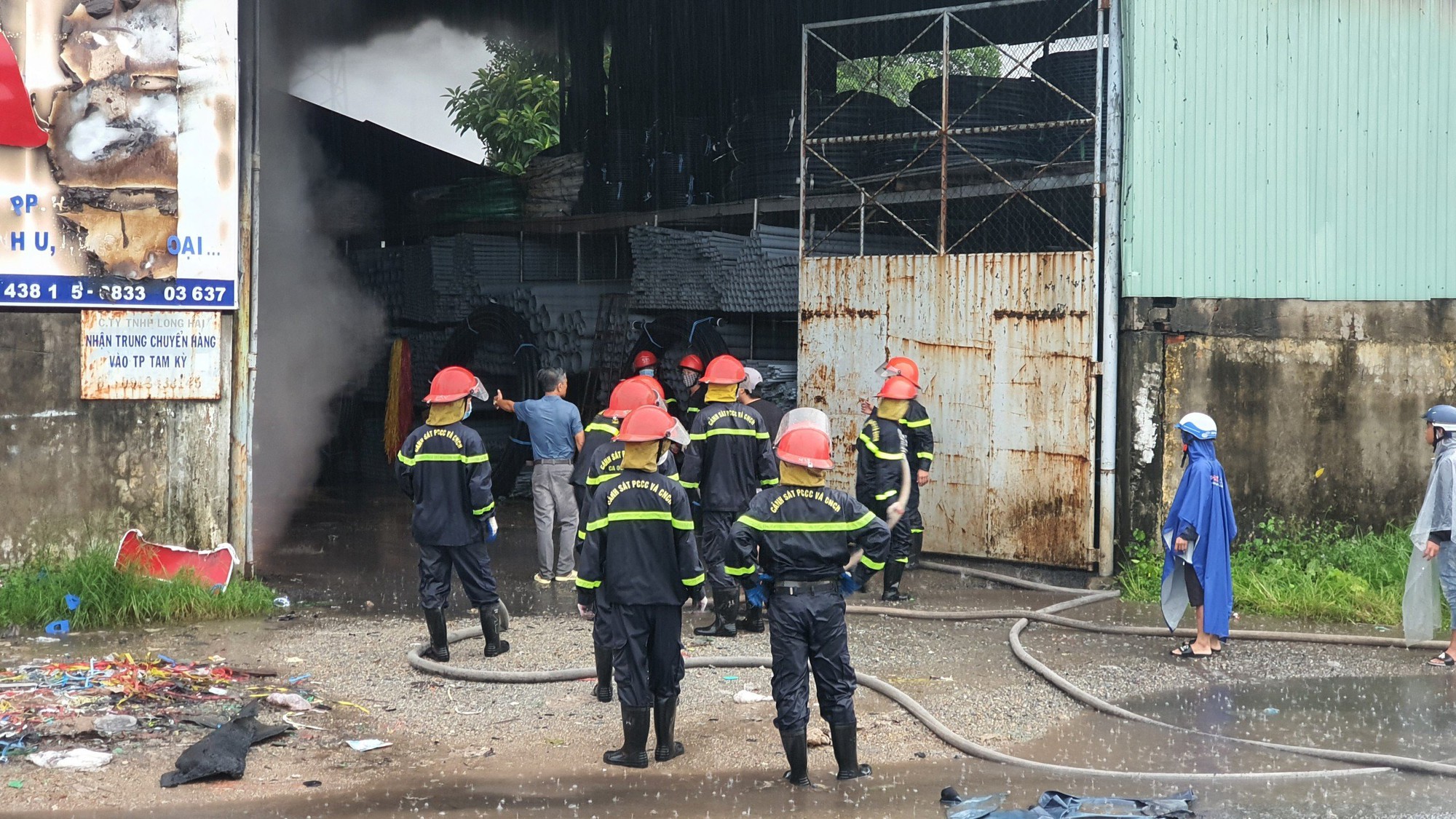 Đang cháy dữ dội kho hàng lớn ở  Quảng Nam - Ảnh 8.