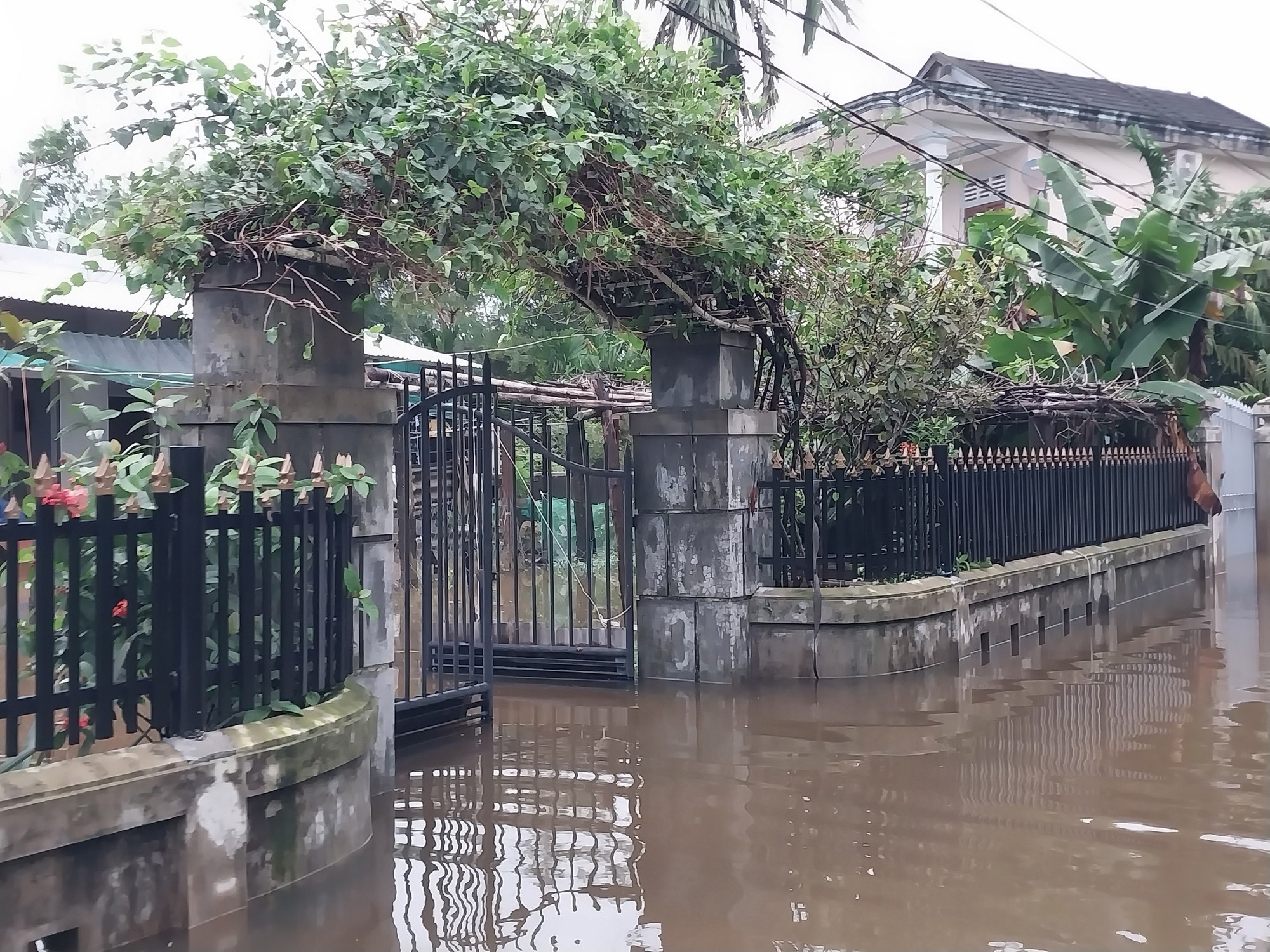 Cận cảnh ngập lụt ở hạ du Thủy điện Hương Điền - Ảnh 5.