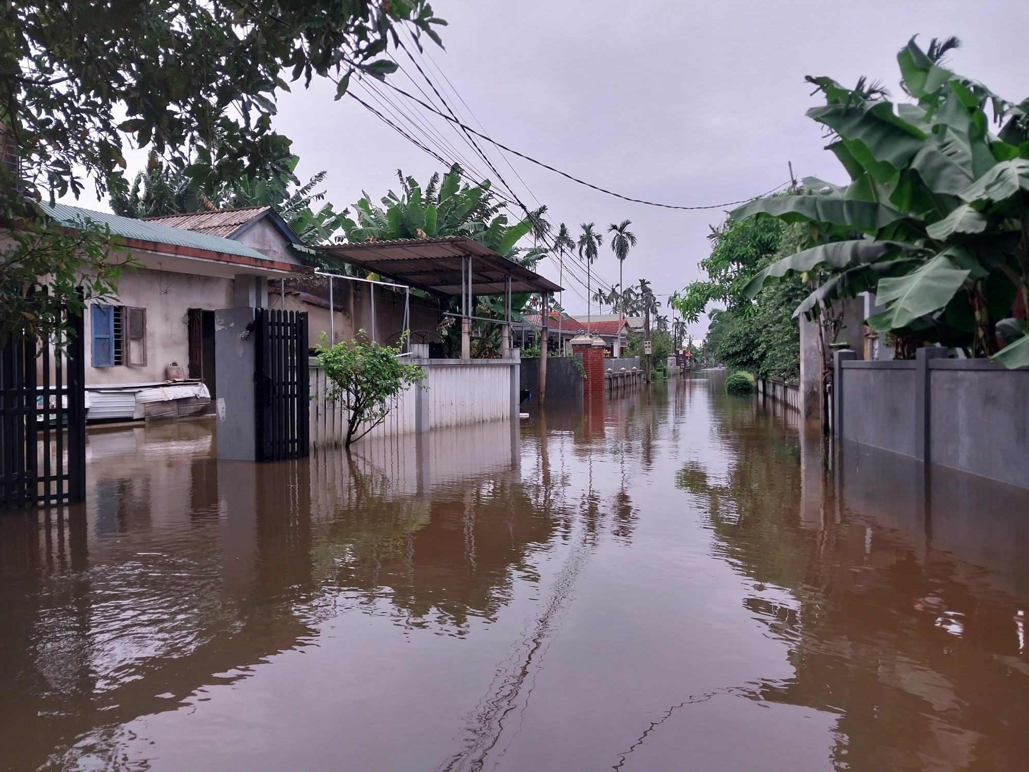 Cận cảnh ngập lụt ở hạ du Thủy điện Hương Điền - Ảnh 6.