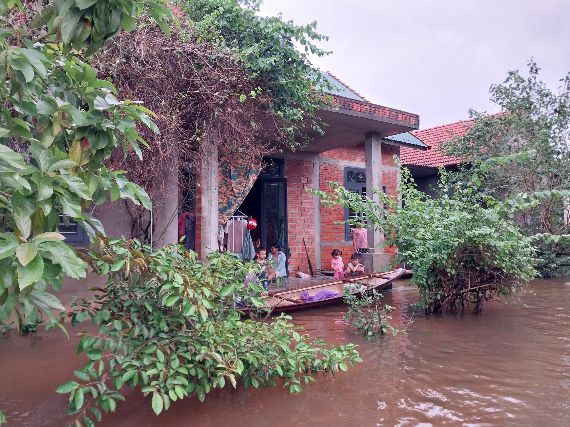 Cận cảnh ngập lụt ở hạ du Thủy điện Hương Điền - Ảnh 8.