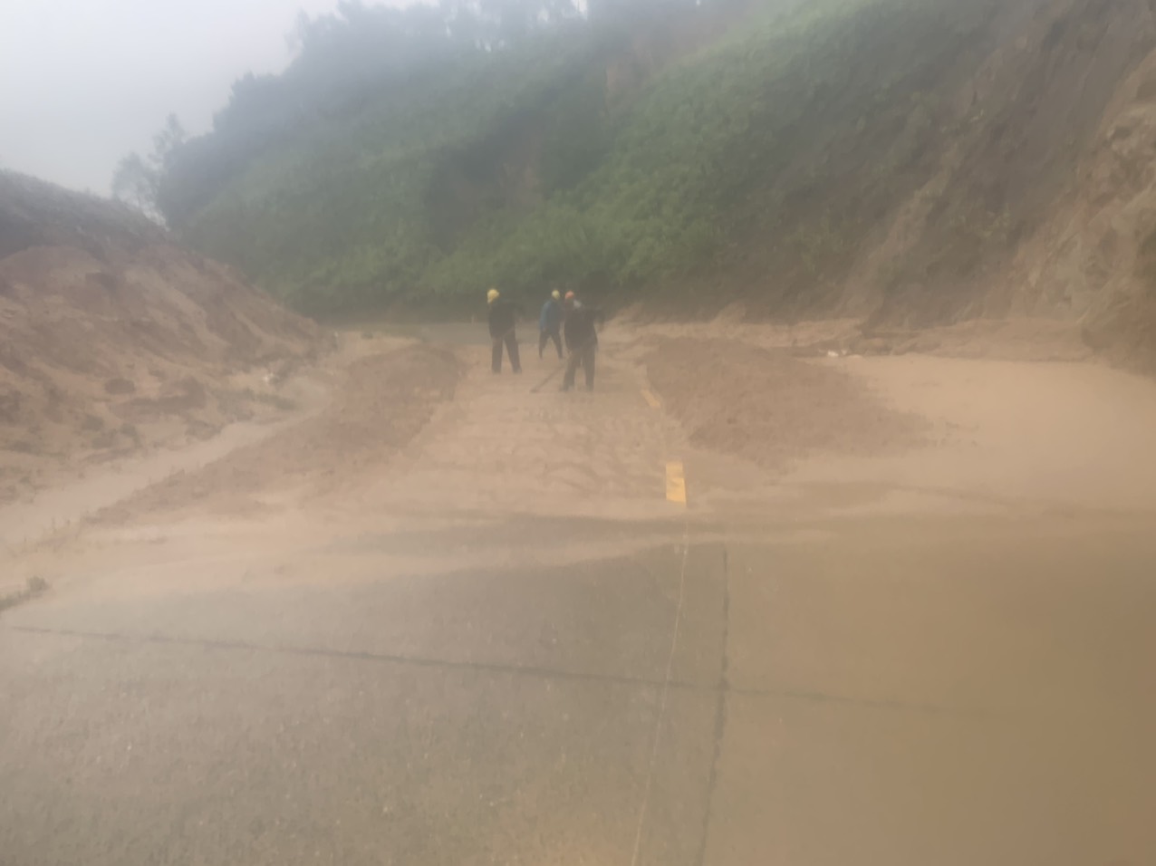 Cận cảnh ngập lụt ở hạ du Thủy điện Hương Điền - Ảnh 4.