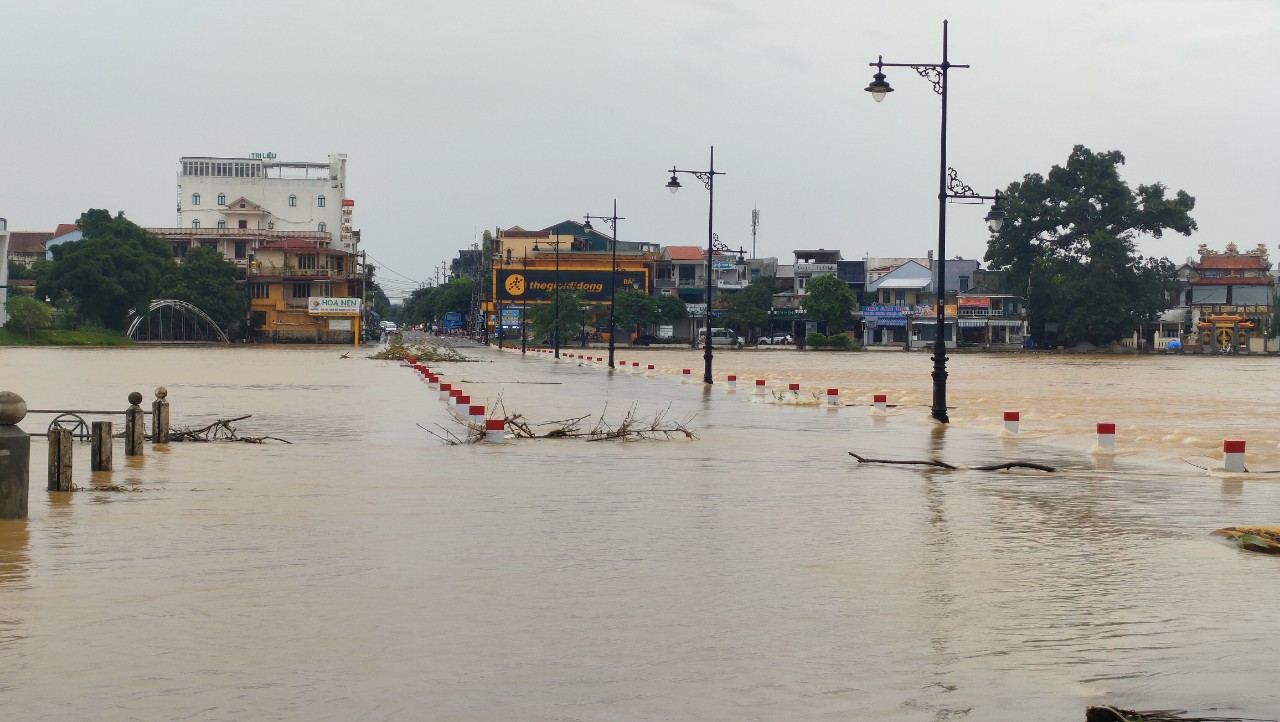 Cận cảnh ngập lụt ở hạ du Thủy điện Hương Điền - Ảnh 2.