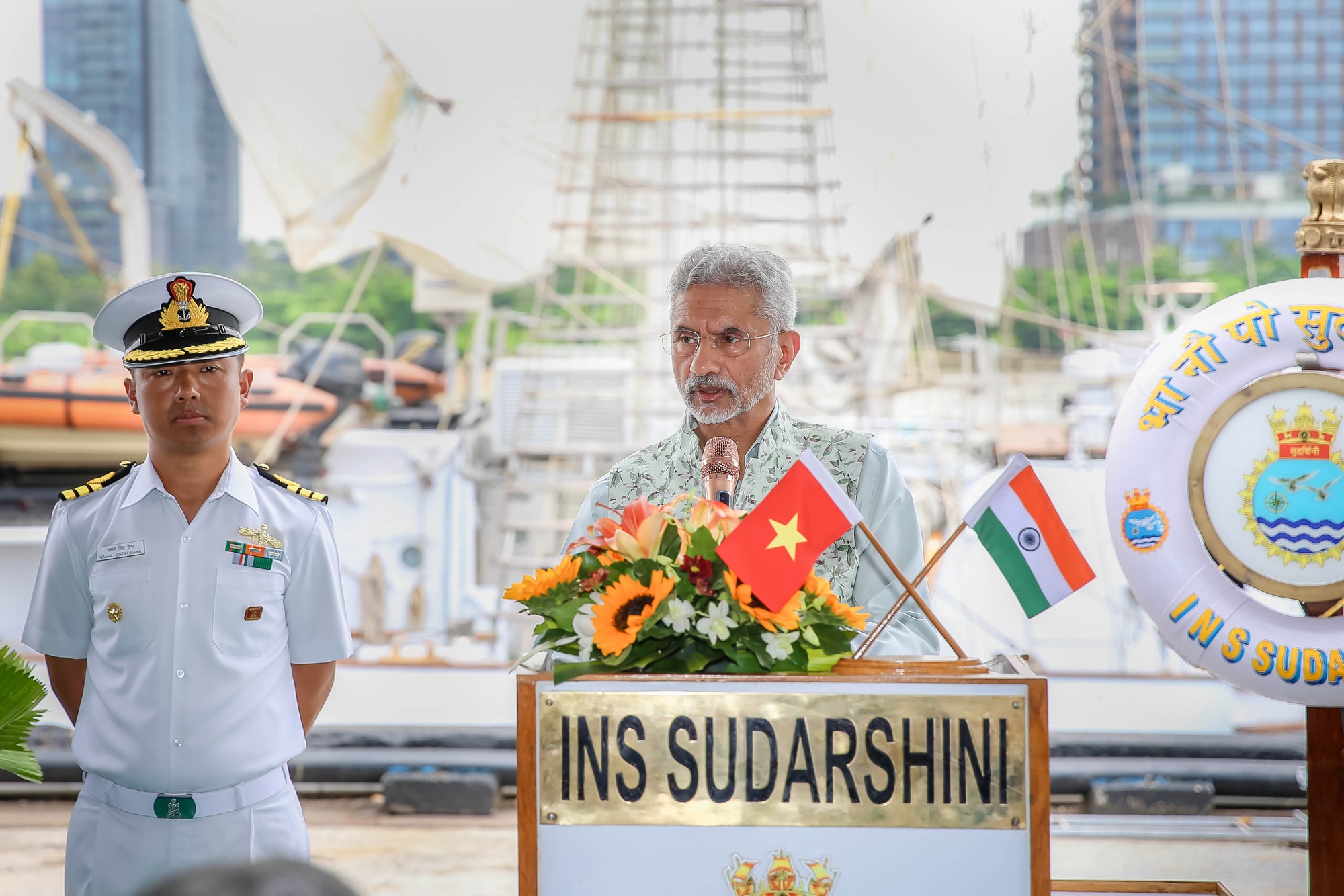 Tàu buồm Hải quân Ấn Độ Sudarshini thăm TP HCM - Ảnh 6.