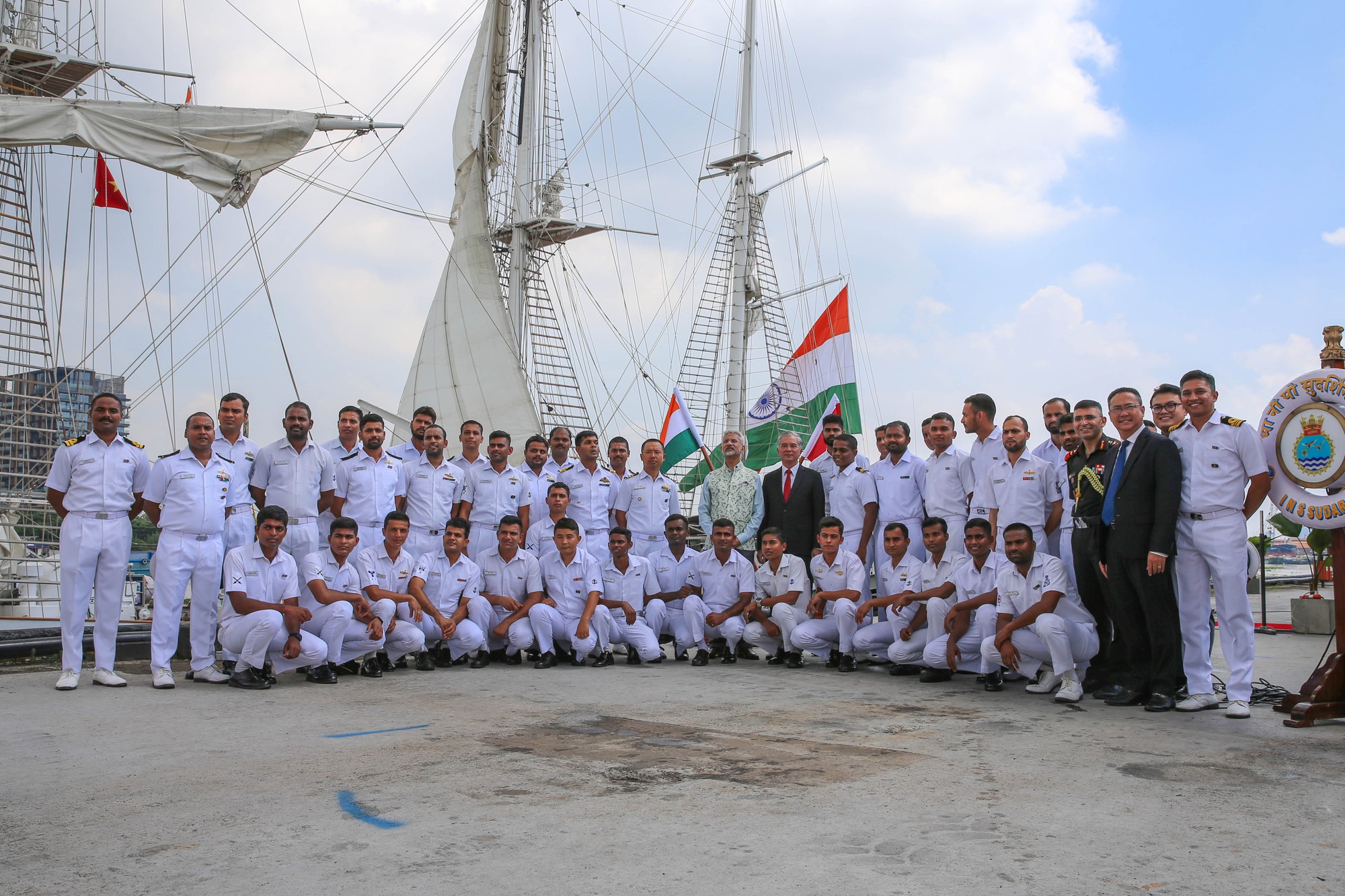 Tàu buồm Hải quân Ấn Độ Sudarshini thăm TP HCM - Ảnh 7.