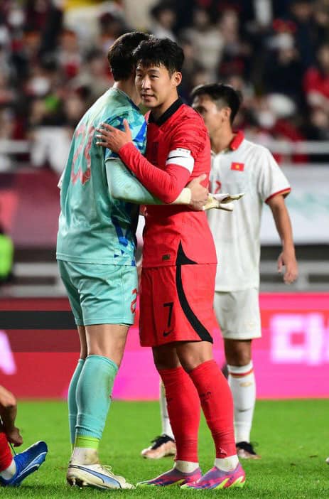 Dàn tuyển thủ Việt “tranh thủ” xin chụp ảnh cùng siêu sao bóng đá Son Heung Min  - Ảnh 4.
