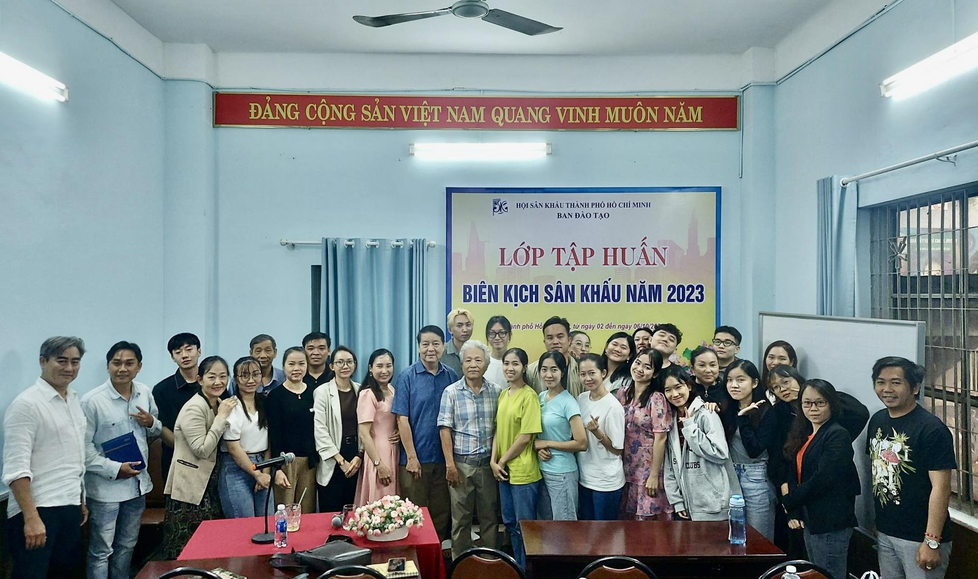 Đạo diễn Trần Ngọc Giàu, Trần Văn Hưng đau đáu với nghề biên kịch sân khấu - Ảnh 1.