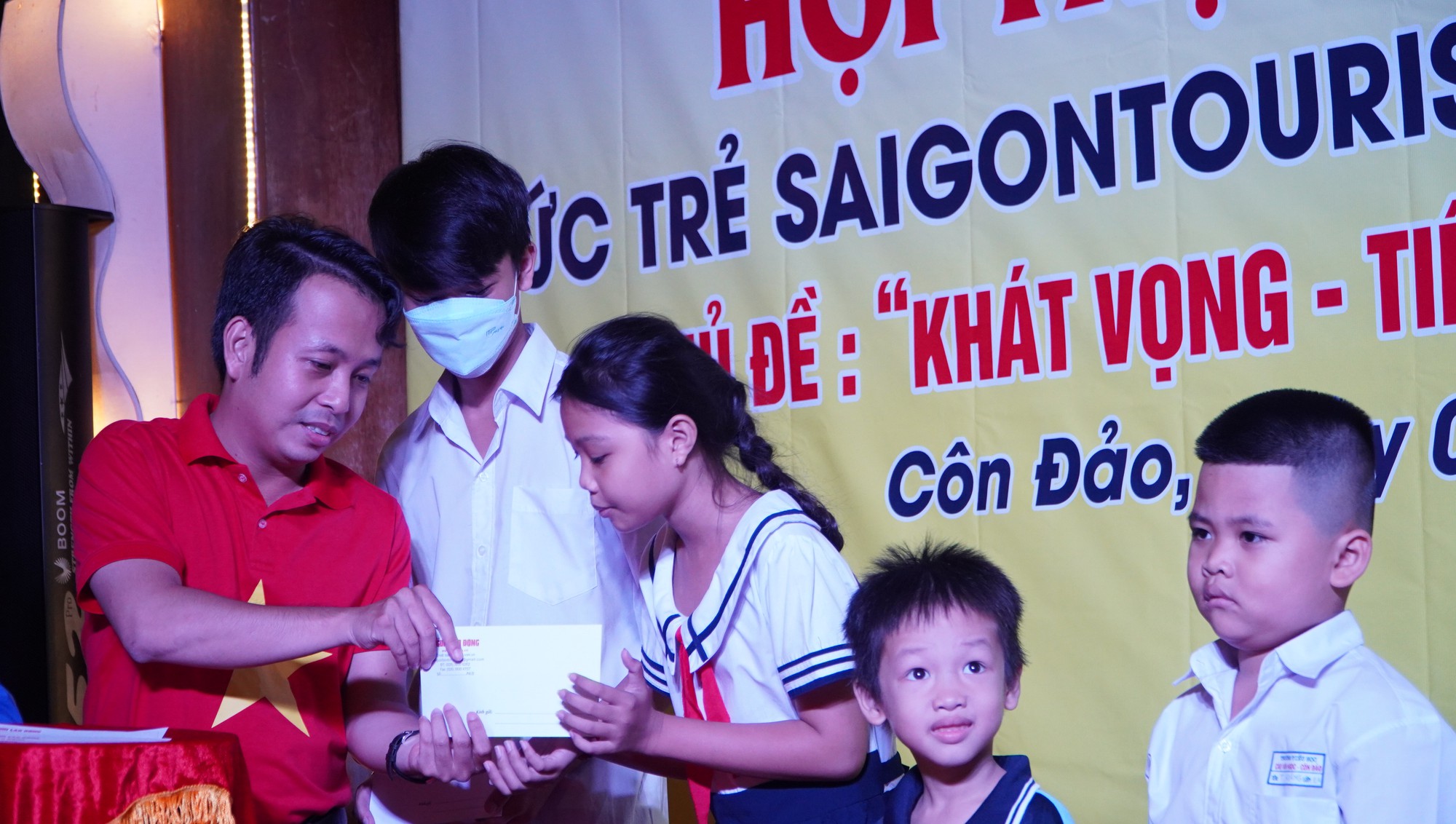 Nhiều hoạt động ý nghĩa tại đêm truyền thống Hội trại Sức trẻ Saigontourist Group - Ảnh 4.