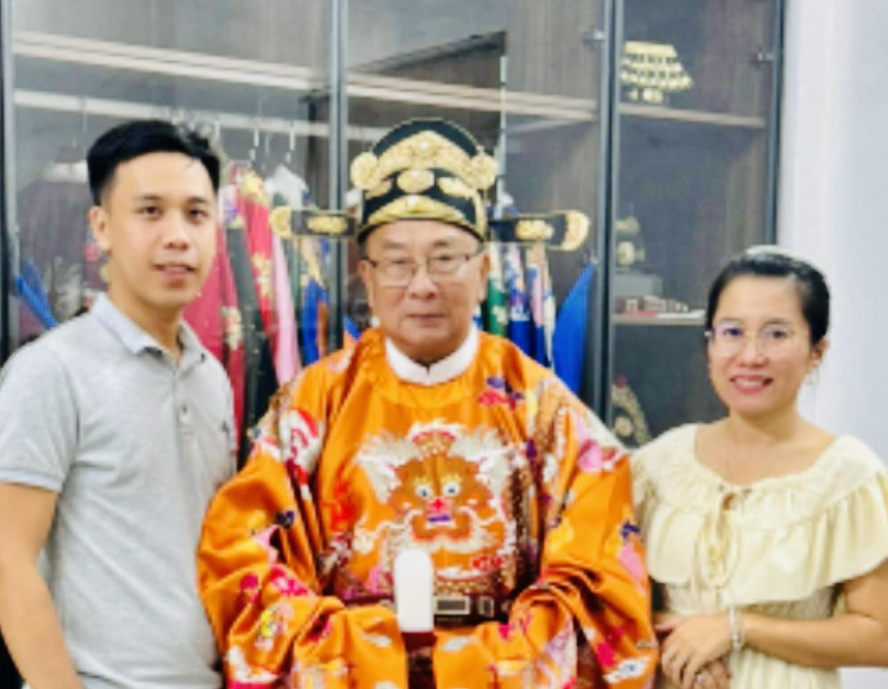 Đầu tư trang phục đúng sử Việt, ông bầu IDECAF lùng sục khắp miền Trung - Ảnh 1.