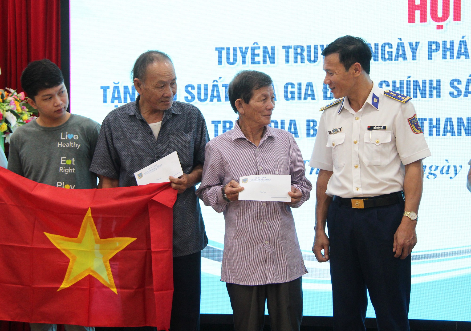 Bộ Tư lệnh Vùng Cảnh sát biển 2 đến với ngư dân Đà Nẵng - Ảnh 1.