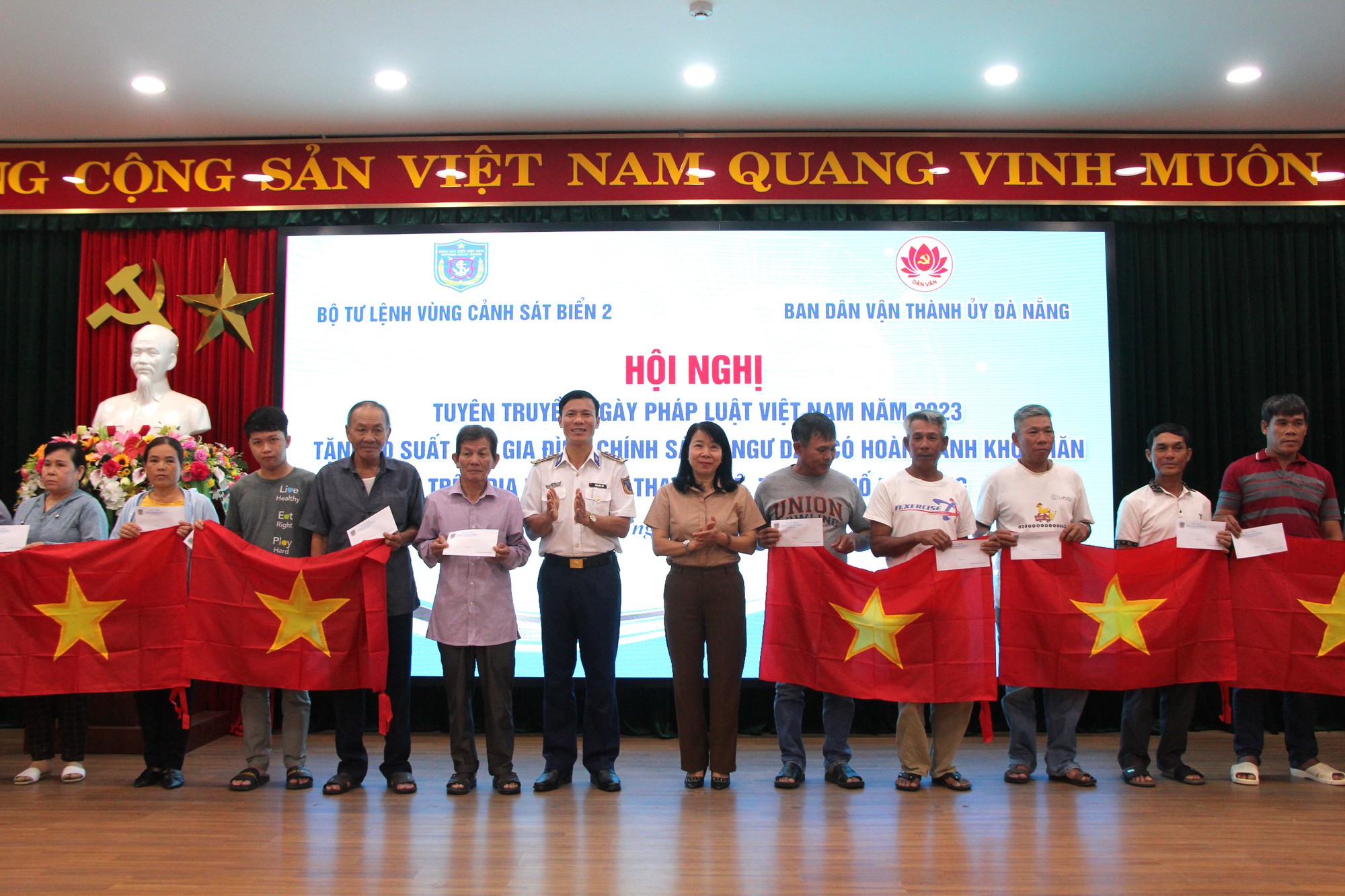 Bộ Tư lệnh Vùng Cảnh sát biển 2 đến với ngư dân Đà Nẵng - Ảnh 6.