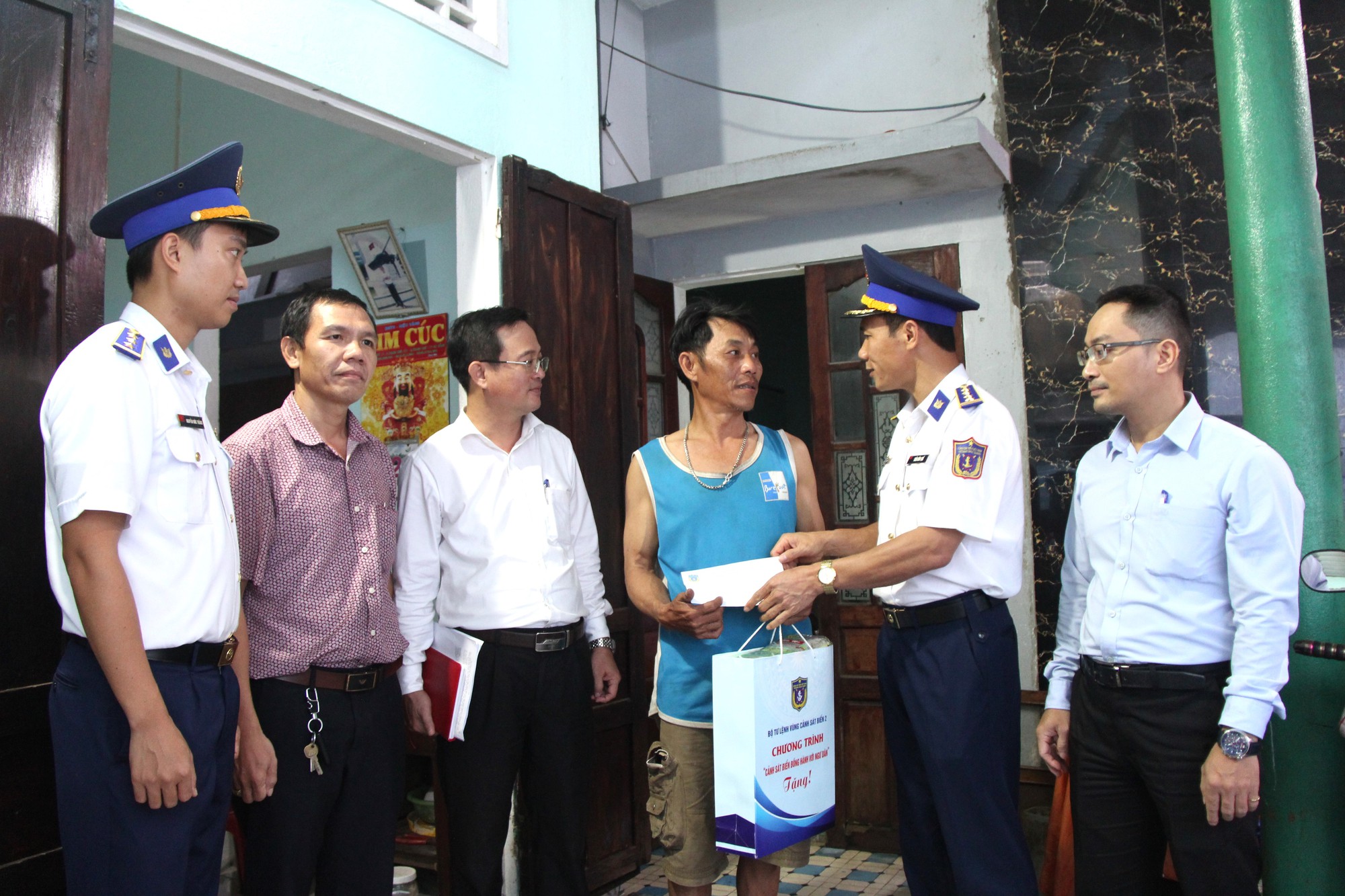 Bộ Tư lệnh Vùng Cảnh sát biển 2 đến với ngư dân Đà Nẵng - Ảnh 7.