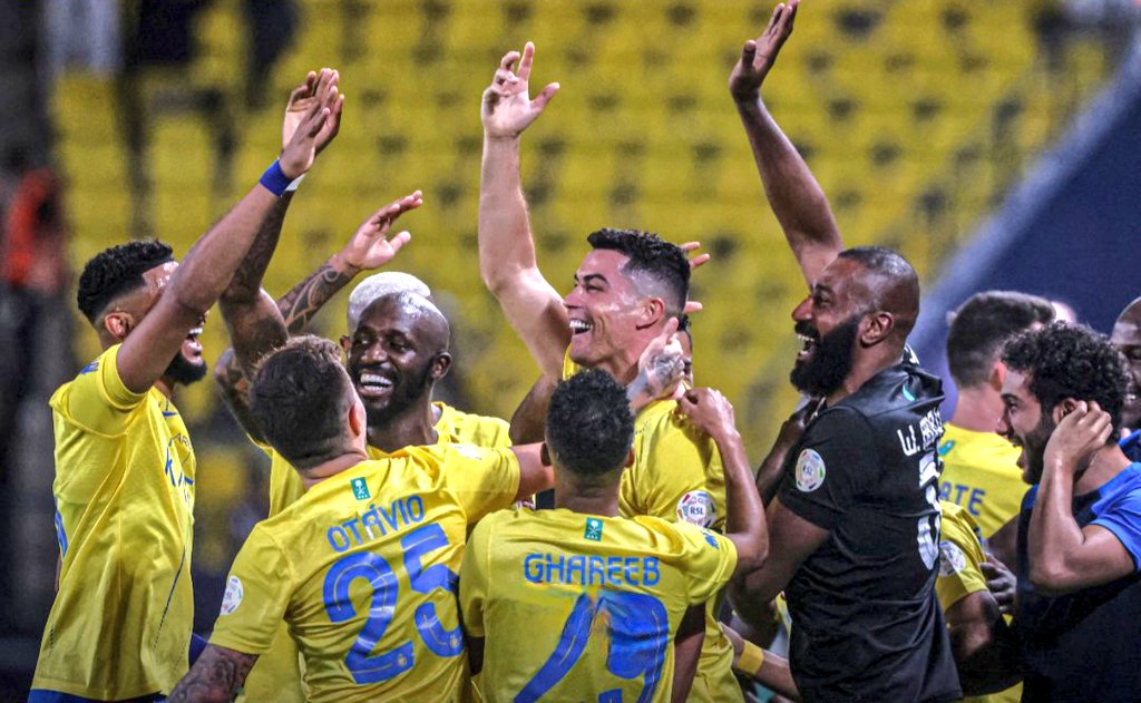 Ronaldo lập siêu phẩm nâng cao kỷ lục ghi bàn, giúp Al-Nassr ngược dòng - Ảnh 2.