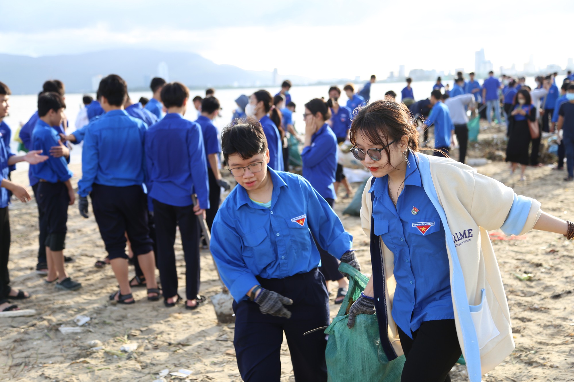 Hơn 3.000 người dọn hàng tấn rác tại vịnh Đà Nẵng - Ảnh 1.