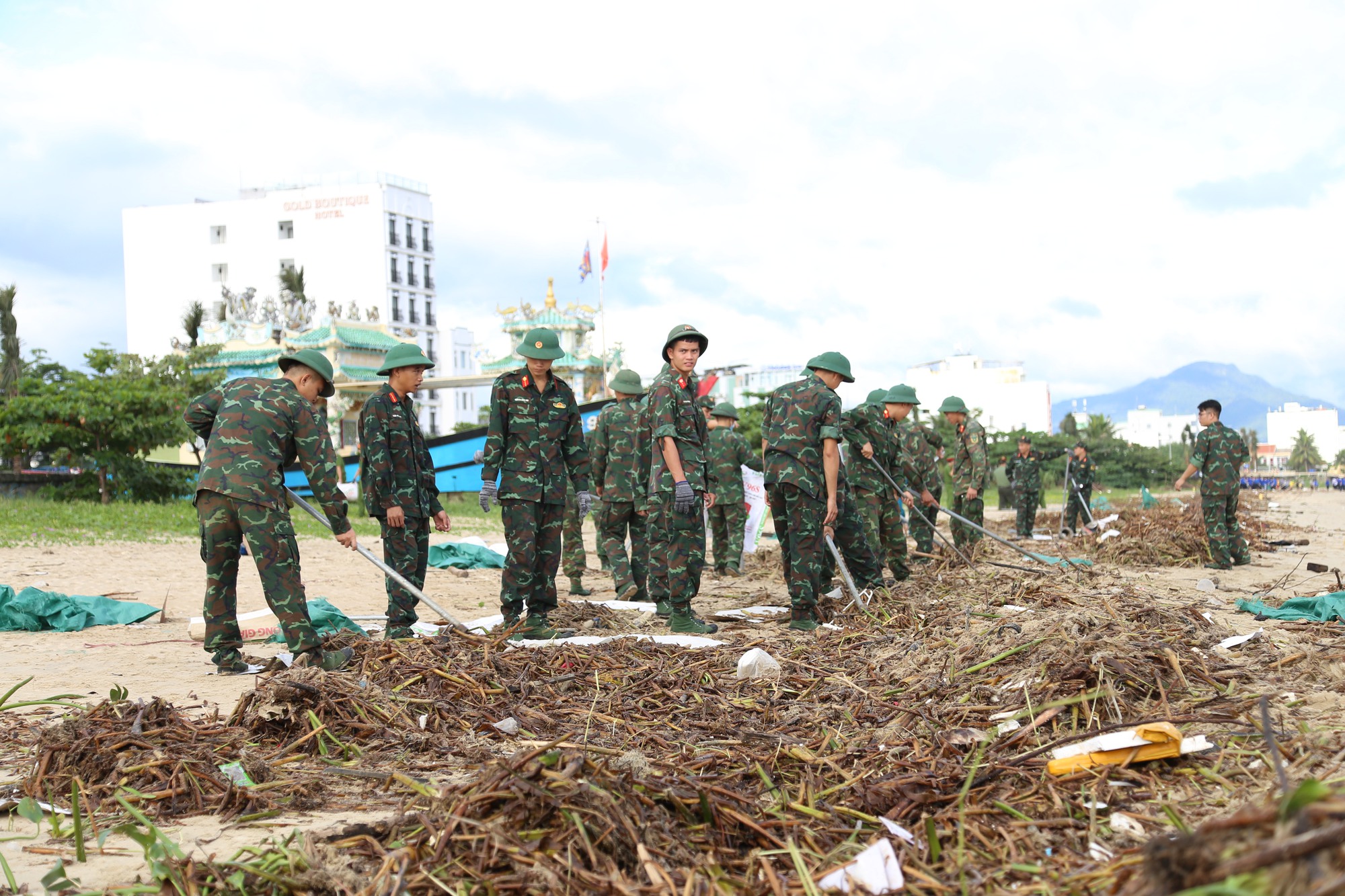 Hơn 3.000 người dọn hàng tấn rác tại vịnh Đà Nẵng - Ảnh 11.