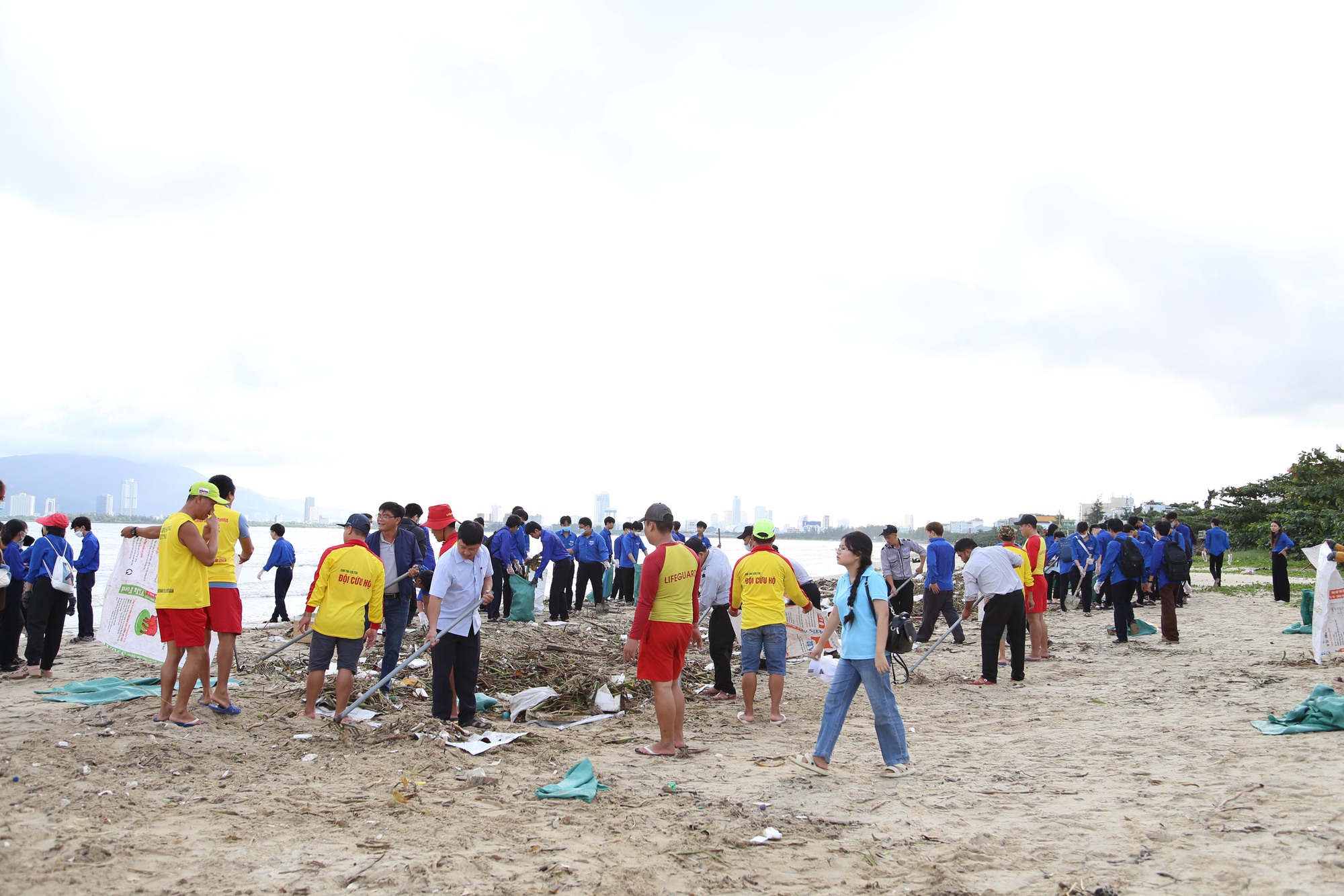 Hơn 3.000 người dọn hàng tấn rác tại vịnh Đà Nẵng - Ảnh 6.