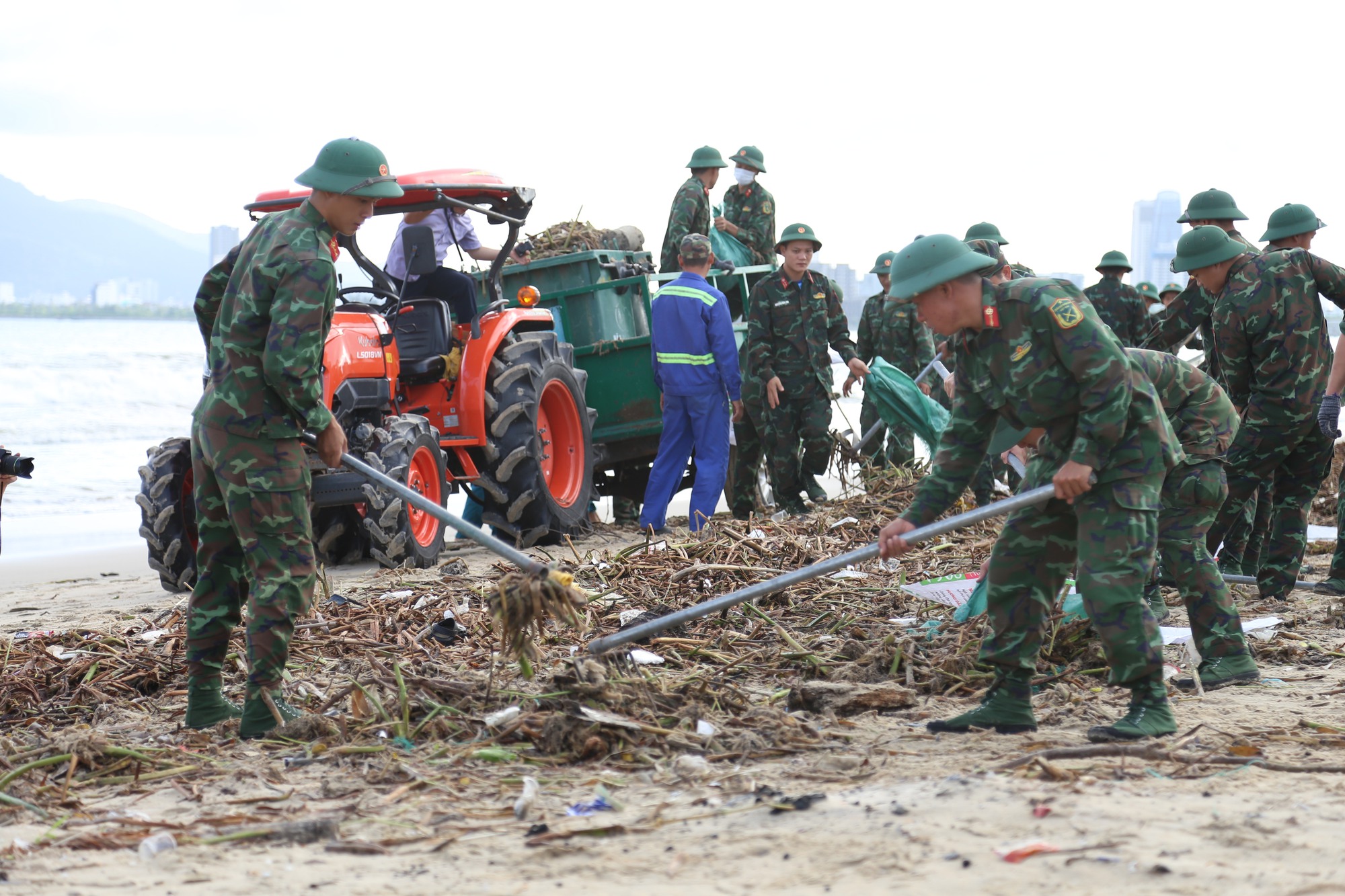 Hơn 3.000 người dọn hàng tấn rác tại vịnh Đà Nẵng - Ảnh 7.