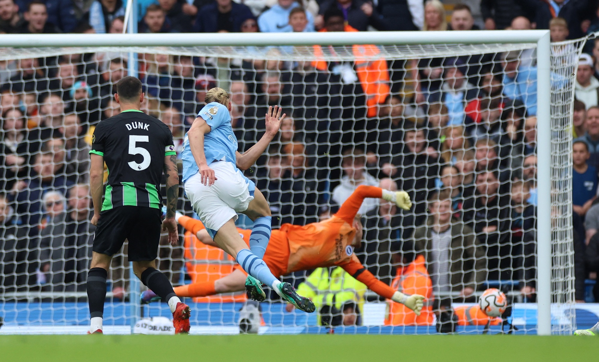 Haaland giải cơn khát bàn thắng, Man City thắng Brighton lên ngôi đầu - Ảnh 2.