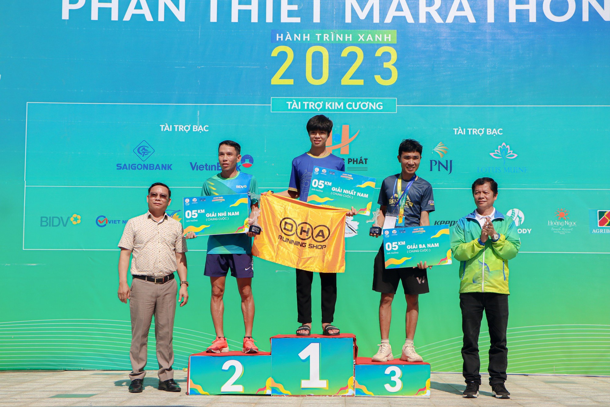 Cựu tuyển thủ Phạm Thị Bình chinh phục Phan Thiết Marathon 2023 - Ảnh 15.