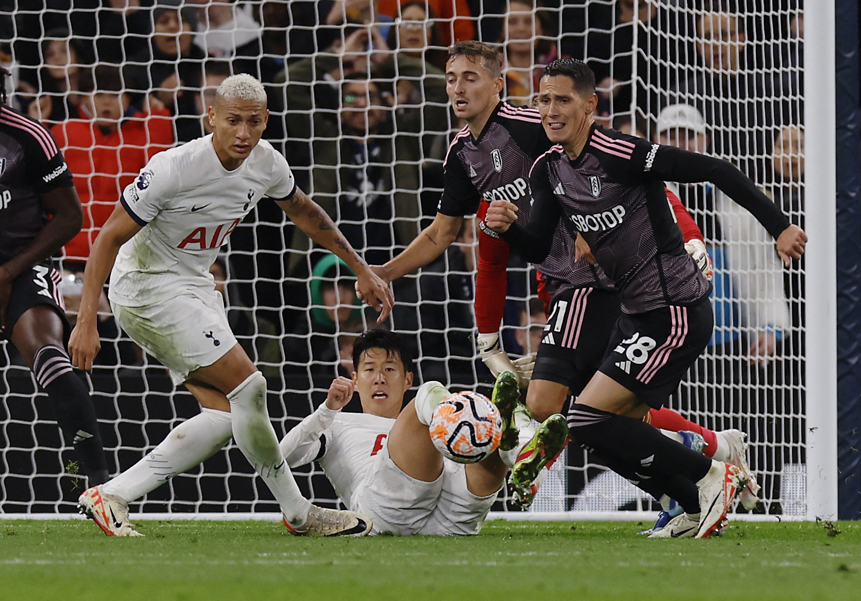 Sát thủ xứ Hàn lập công, Tottenham lên đỉnh bảng Ngoại hạng - Ảnh 3.