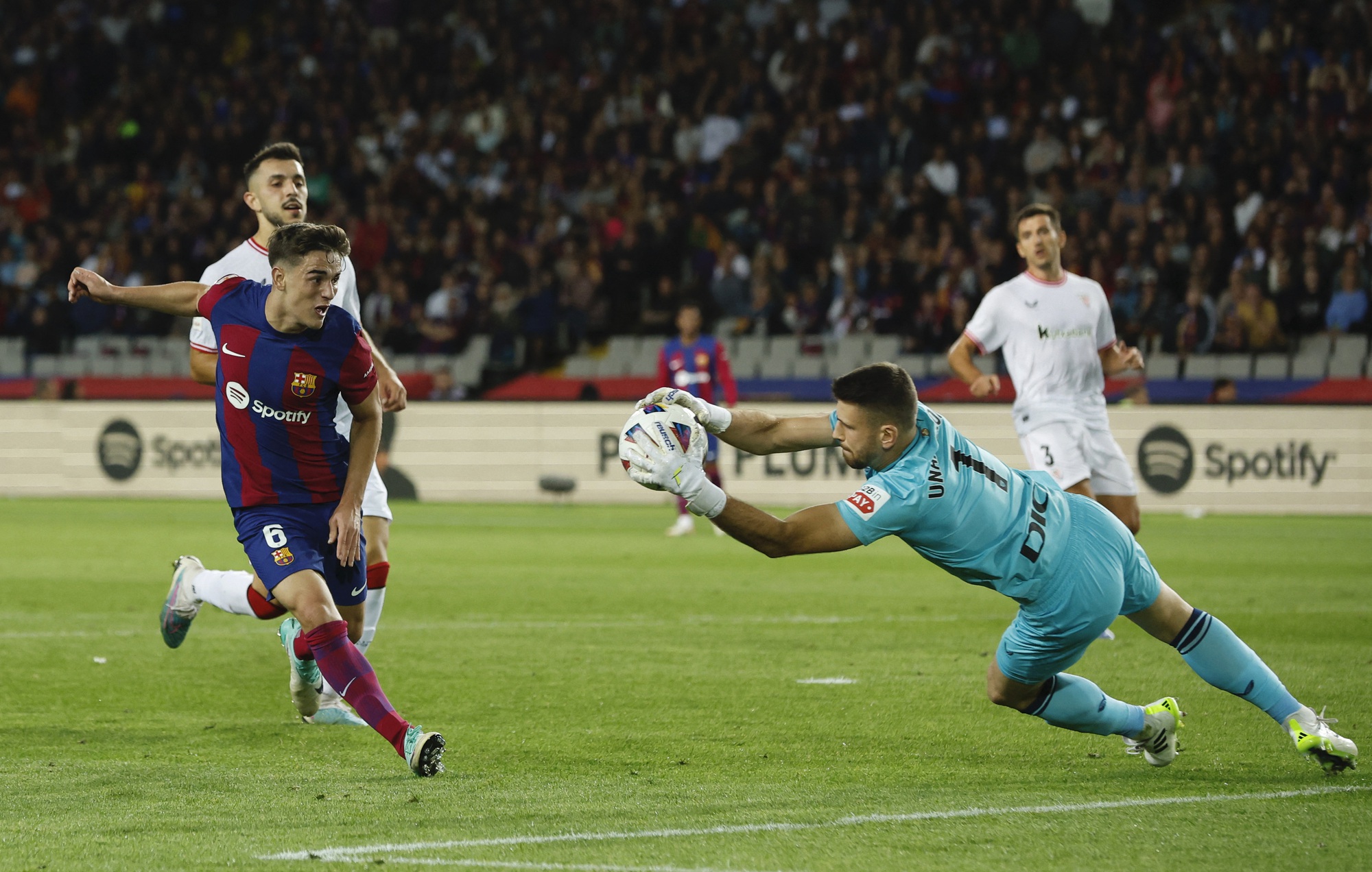 Sao siêu trẻ ghi bàn thắng để đời, viết lại lịch sử Barcelona ở La Liga - Ảnh 2.