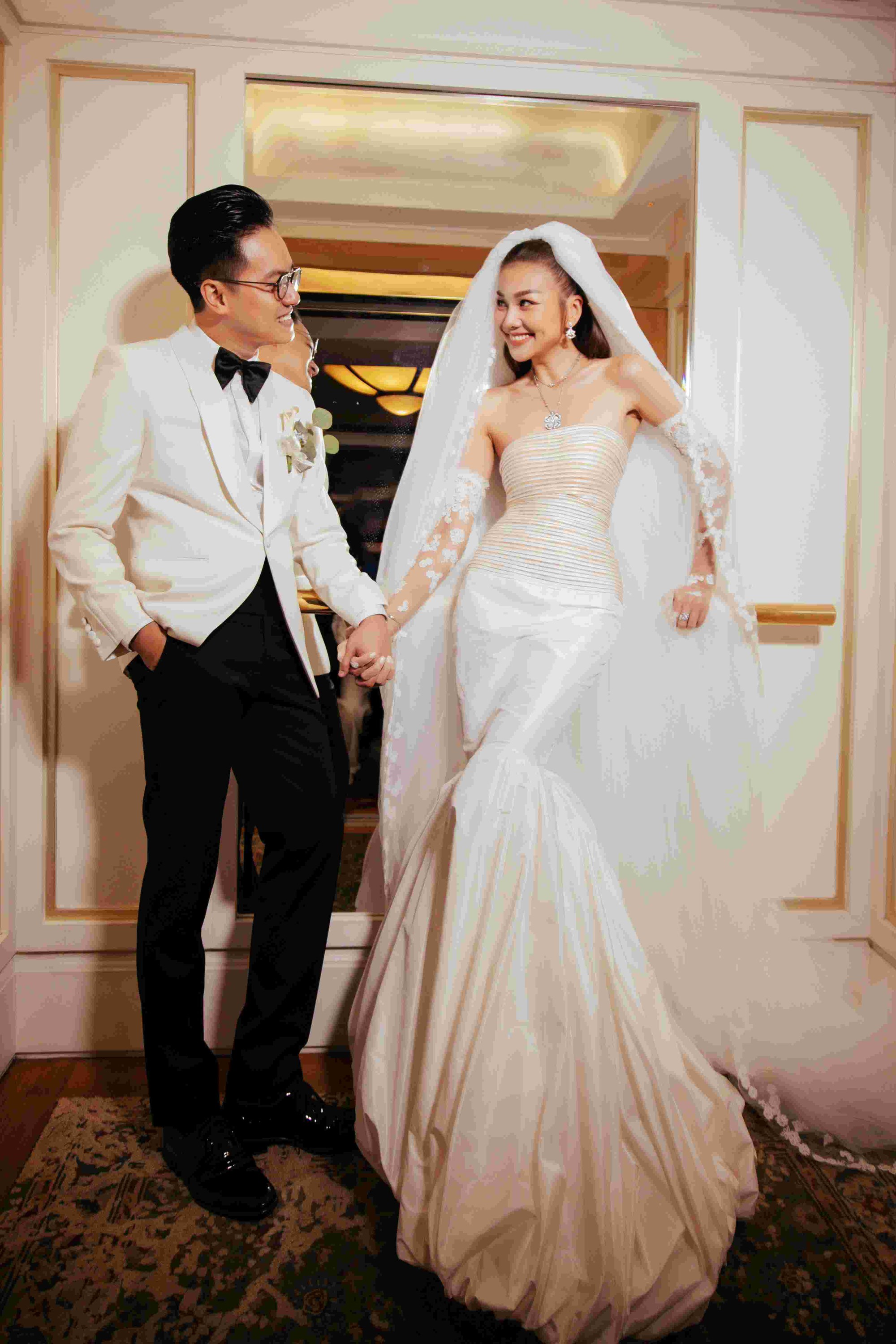 Hot không kém ảnh cưới là khoảnh khắc thử váy của sao Việt - 2sao