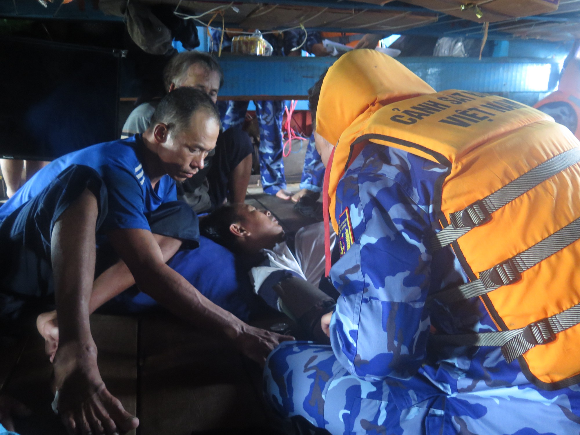 Tàu cảnh sát biển 8002 cấp cứu ngư dân bị đột quỵ trên biển - Ảnh 1.