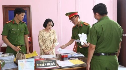 Trưởng văn phòng công chứng Nguyễn Thị Gái bị khởi tố, cấm đi khỏi nơi cư trú - Ảnh 1.