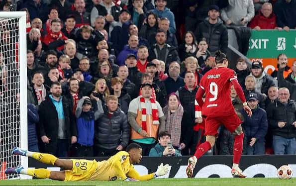 Chân gỗ Nunez lỡ bàn thắng khó tin, Liverpool ra oai hạ gục Toulouse - Ảnh 3.