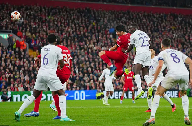 Chân gỗ Nunez lỡ bàn thắng khó tin, Liverpool ra oai hạ gục Toulouse - Ảnh 1.