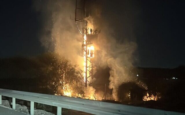 Israel attacked with heavy rockets, IDF continues ground attacks - Photo 1.
