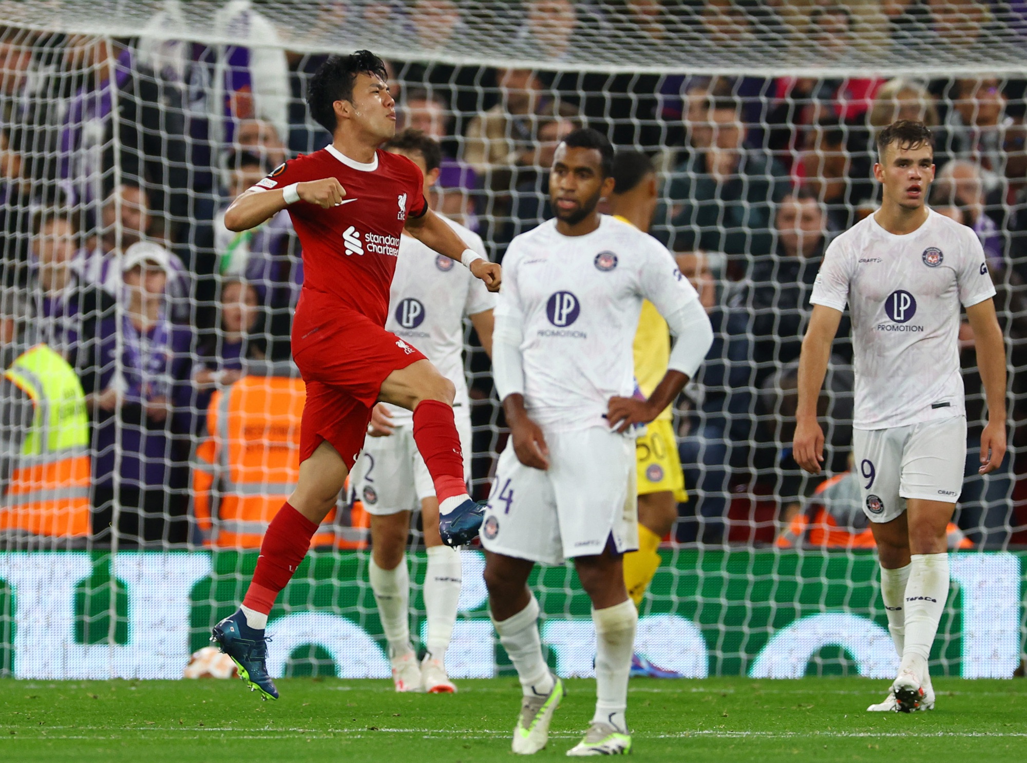 Chân gỗ Nunez lỡ bàn thắng khó tin, Liverpool ra oai hạ gục Toulouse - Ảnh 8.