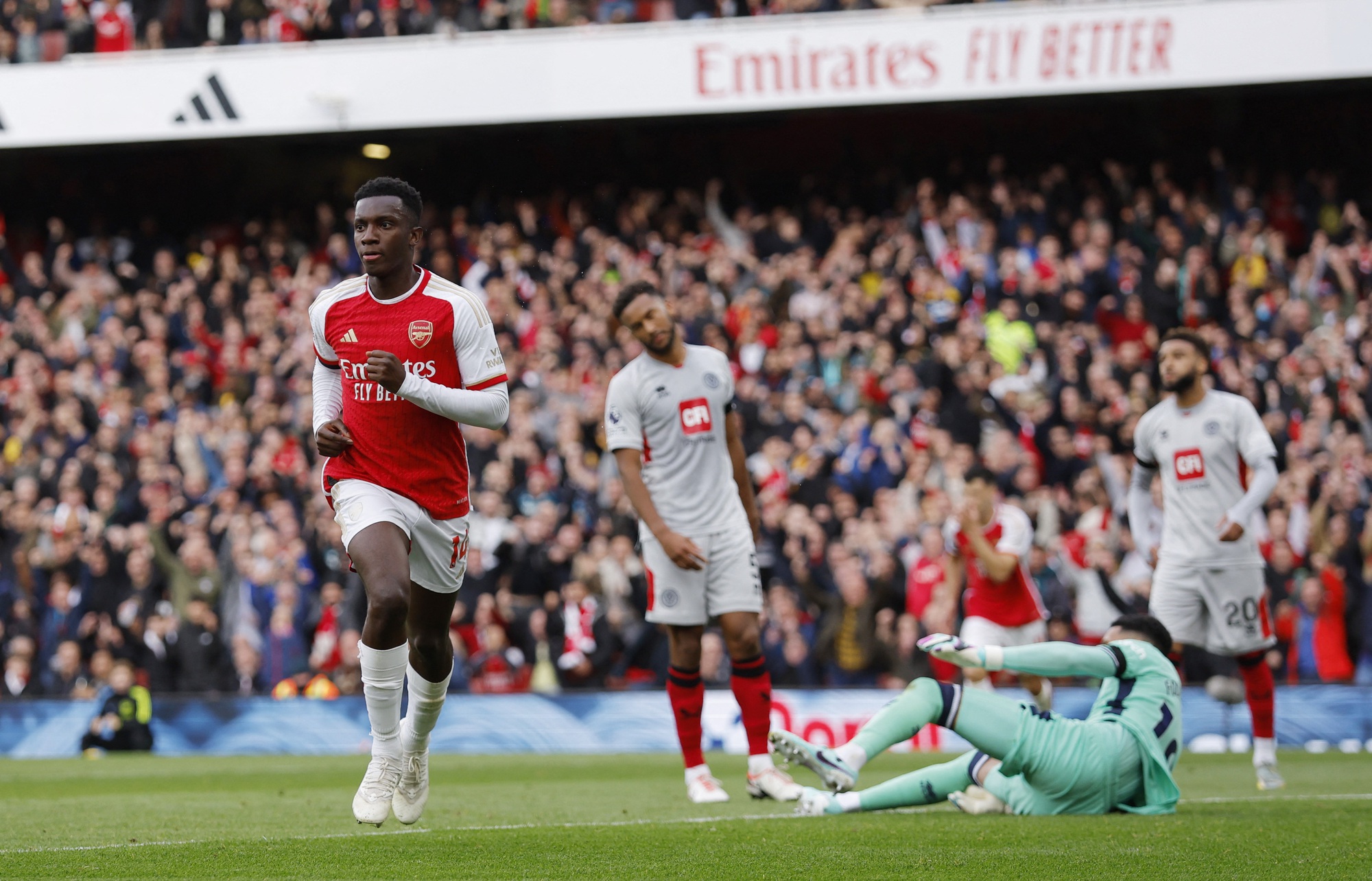 Hat-trick Nketiah nhấn chìm Sheffield United, Arsenal thăng hoa Ngoại hạng Anh - Ảnh 2.