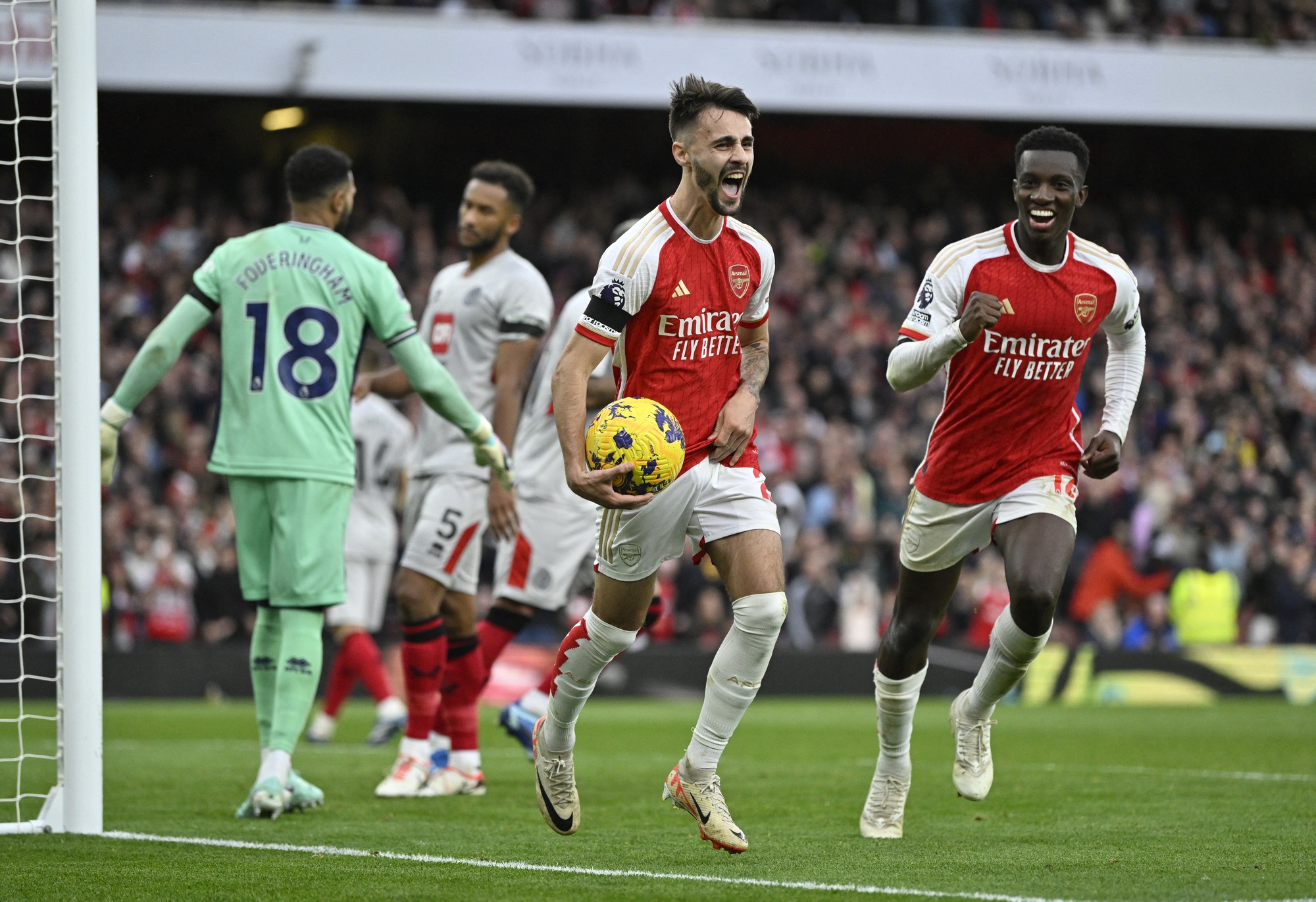 Hat-trick Nketiah nhấn chìm Sheffield United, Arsenal thăng hoa Ngoại hạng Anh - Ảnh 3.