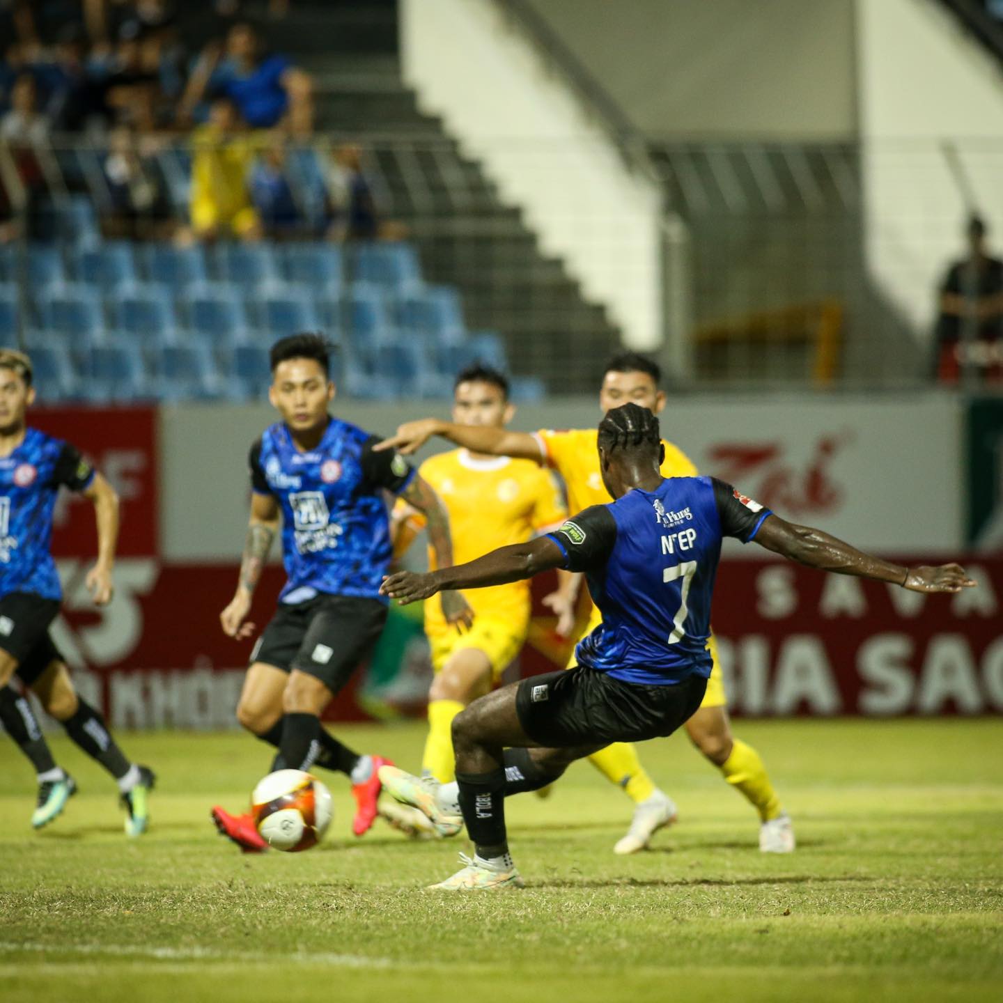 CLB TP HCM kịch tính thoát thua trước tân binh V-League - Ảnh 3.