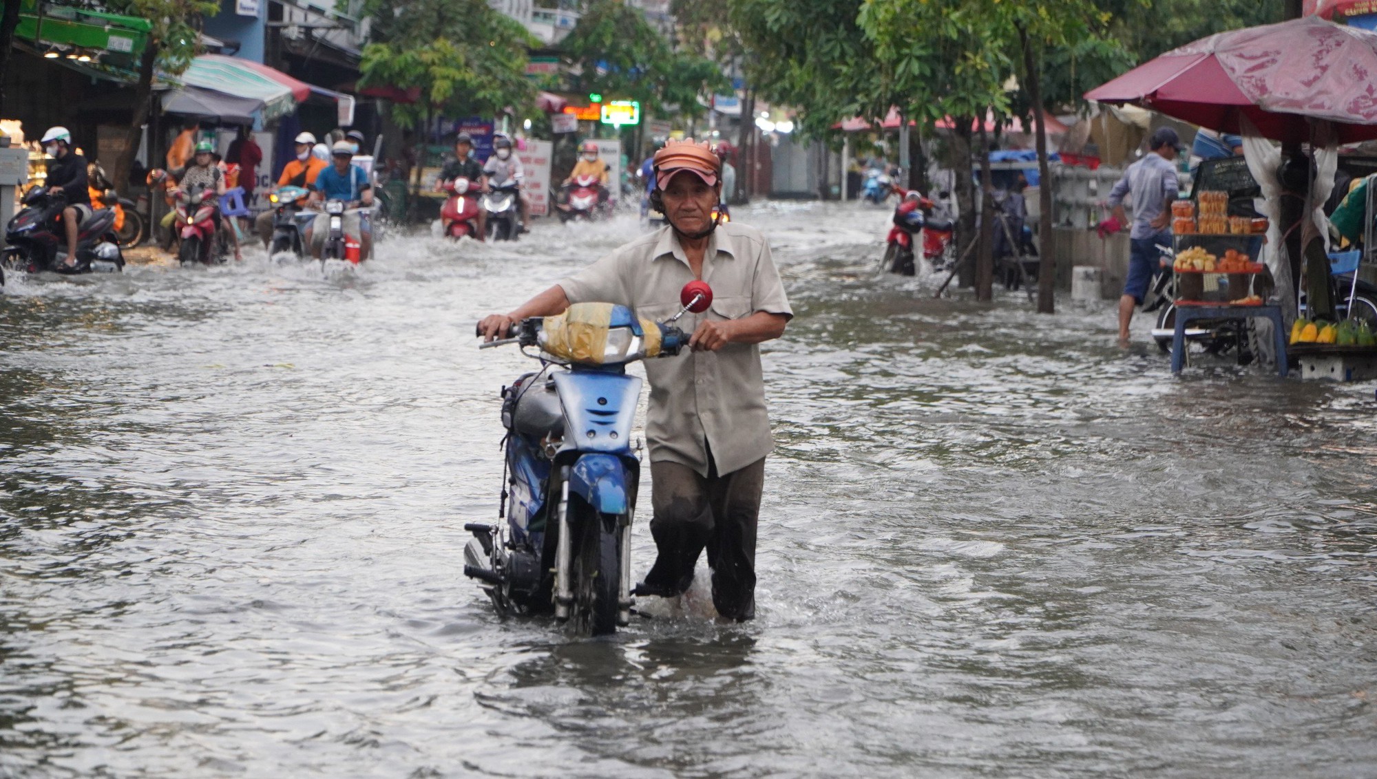 Loạt ảnh người dân TP HCM hì hục dắt xe qua đoạn đường ngập ngày triều cường dâng cao - Ảnh 4.