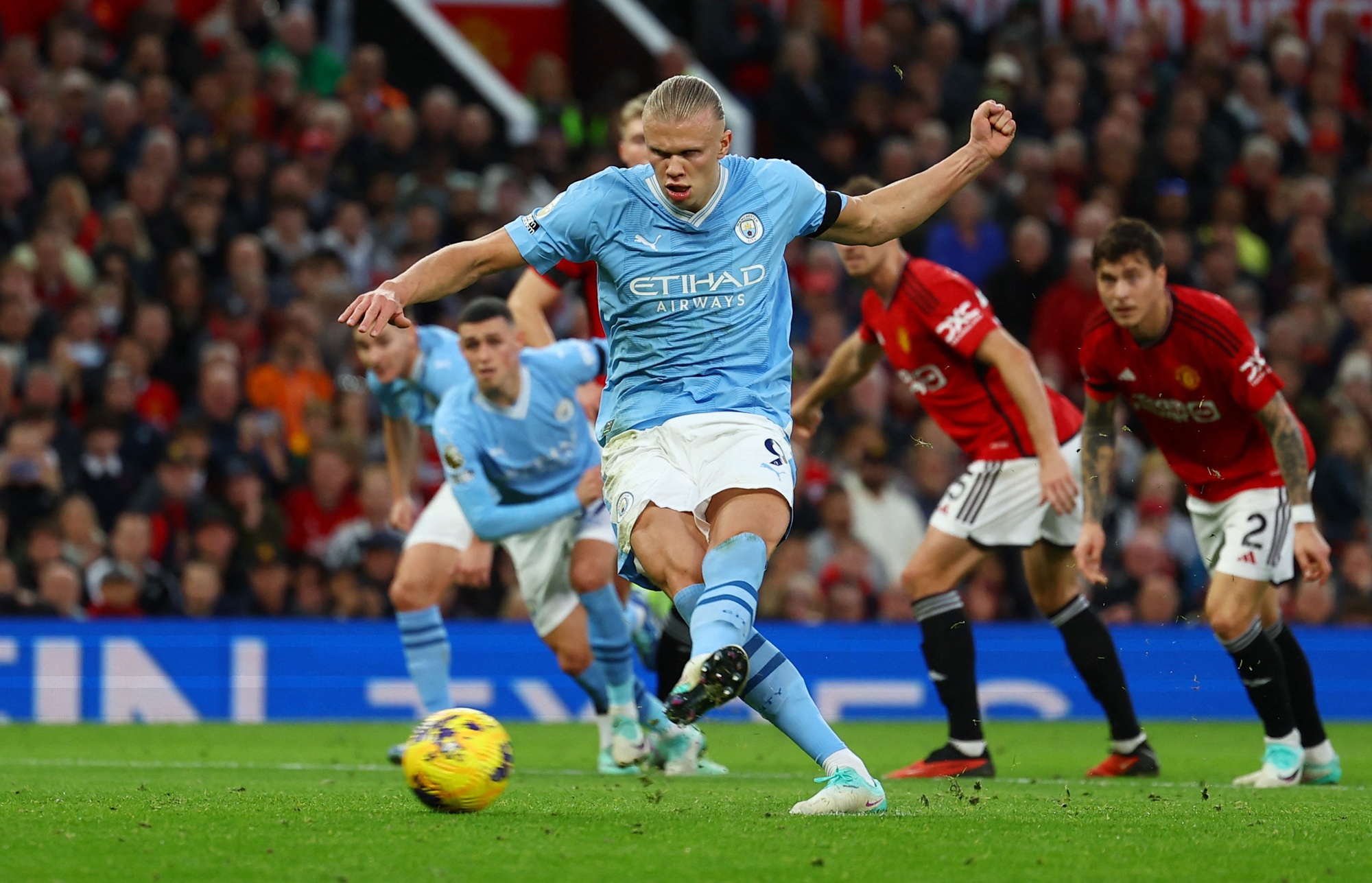 Haaland chói sáng, pháo đài Old Trafford đổ sập ở đại chiến Manchester - Ảnh 2.