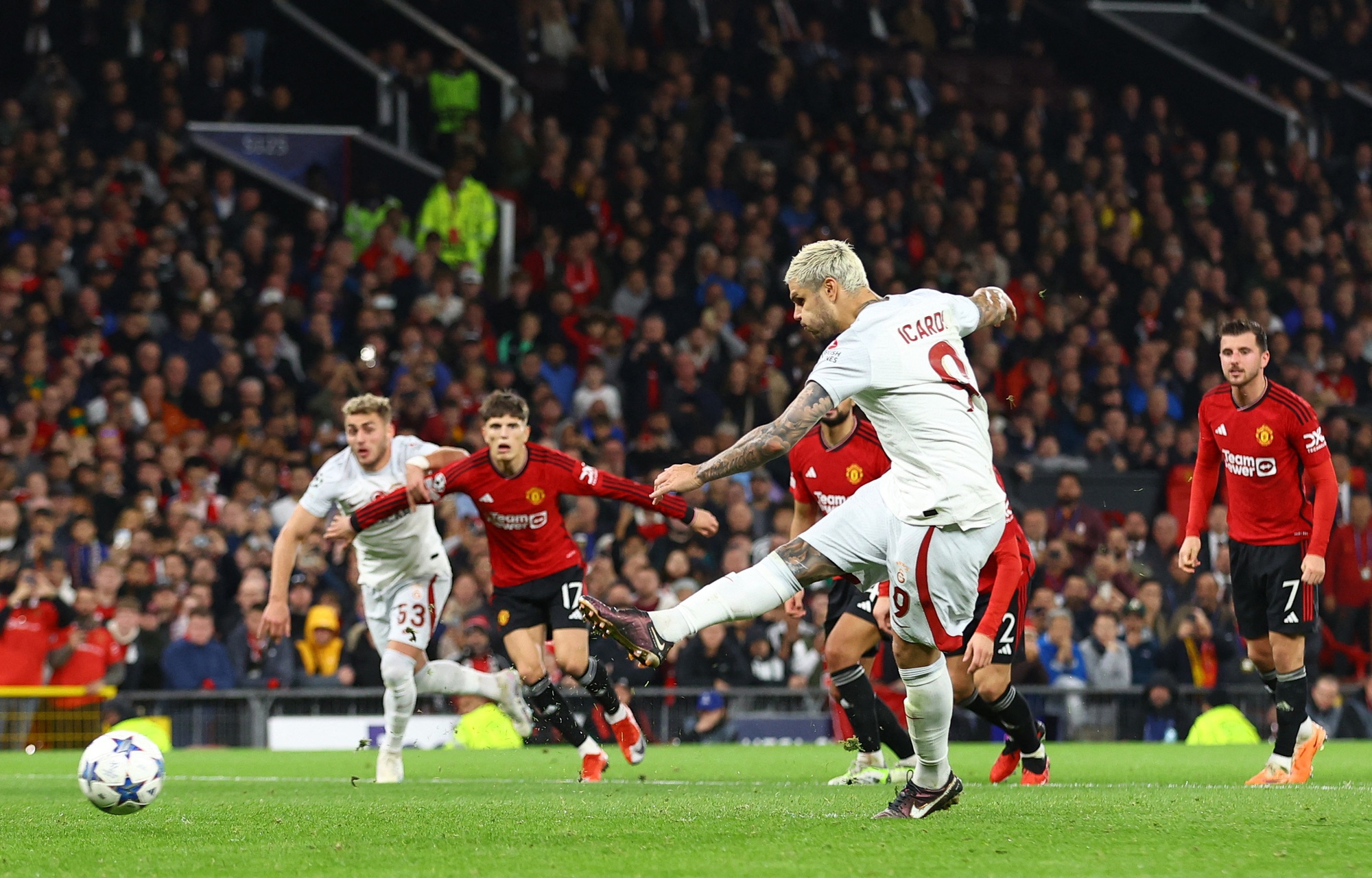 Công làm thủ phá, Man United thua ngược Galatasaray tại Old Trafford - Ảnh 5.