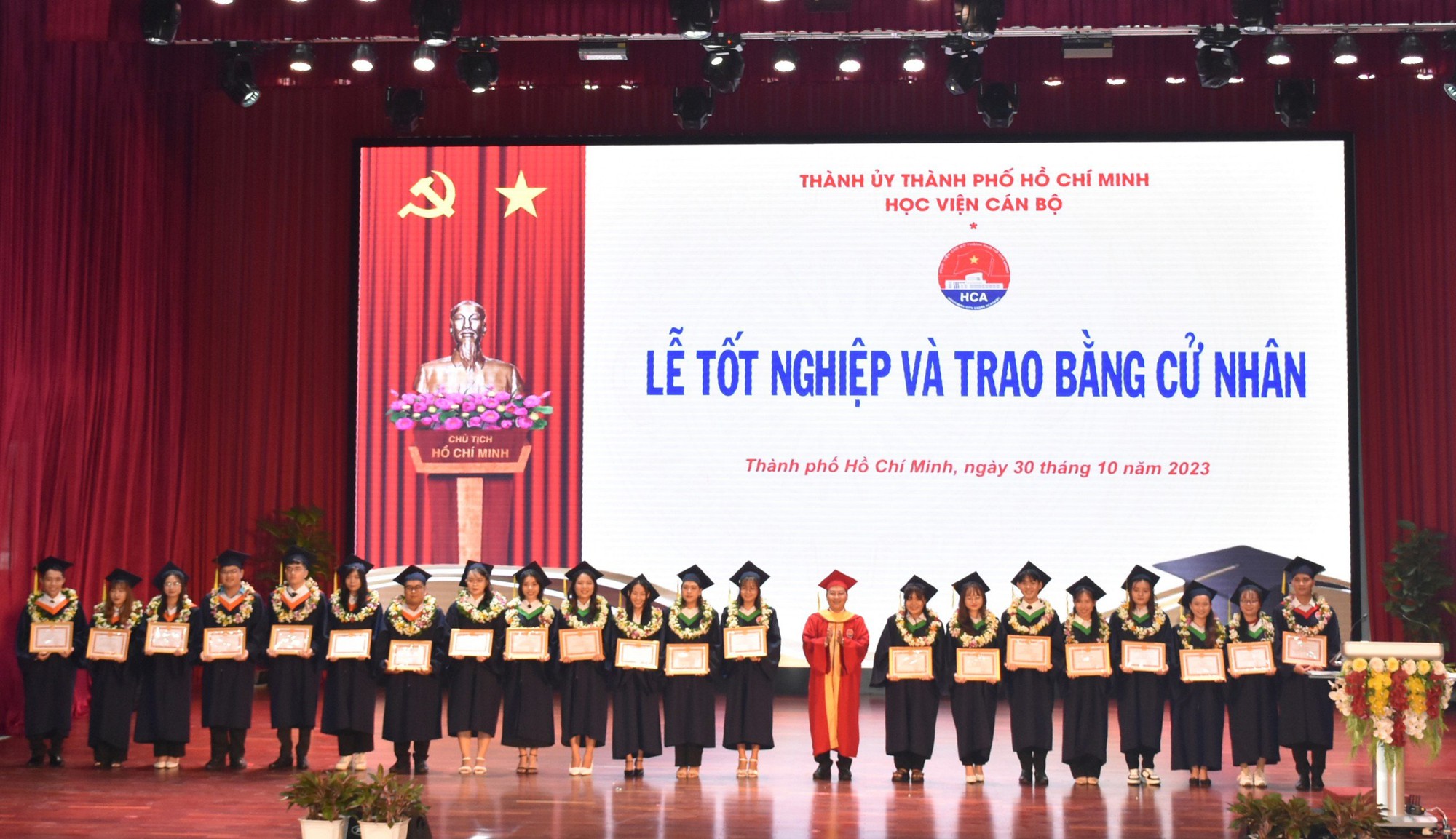 Học viện Cán bộ TP HCM trao bằng tốt nghiệp cho 561 tân cử nhân