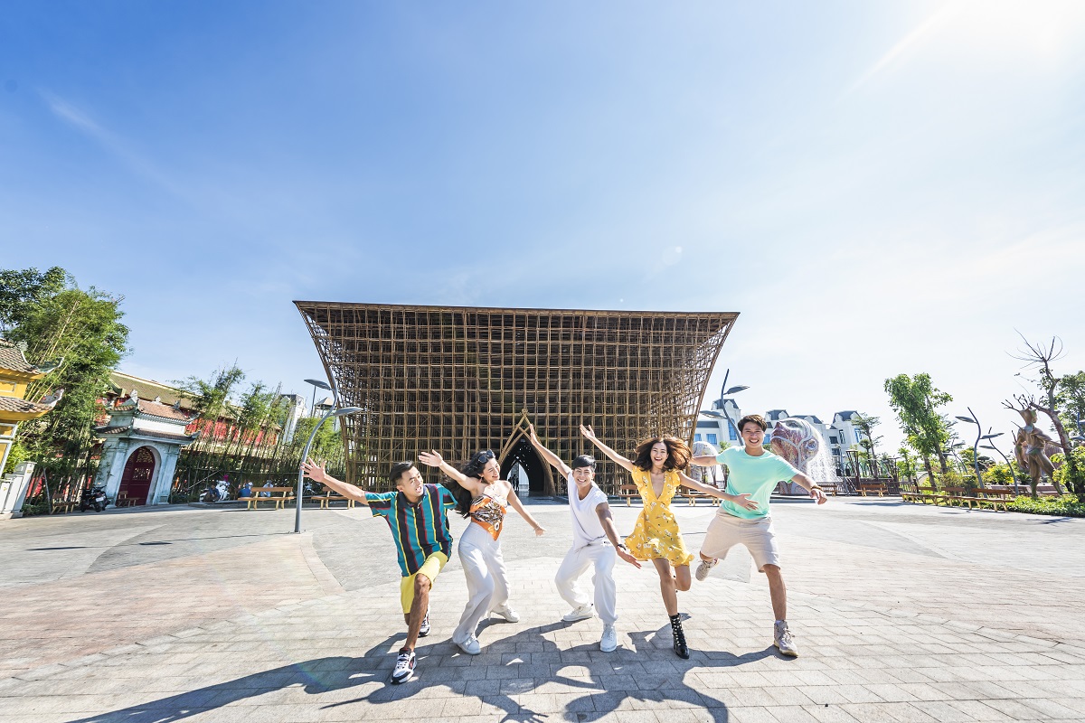 Gen Z “rời phố về biển” tìm cảm hứng sống với trải nghiệm mới