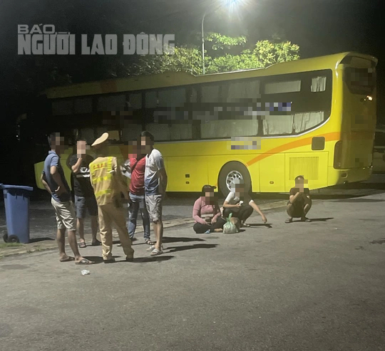 Giải cứu 10 người đang trên đường xuất cảnh trái phép sang Lào để tìm việc nhẹ, lương cao - Ảnh 1.