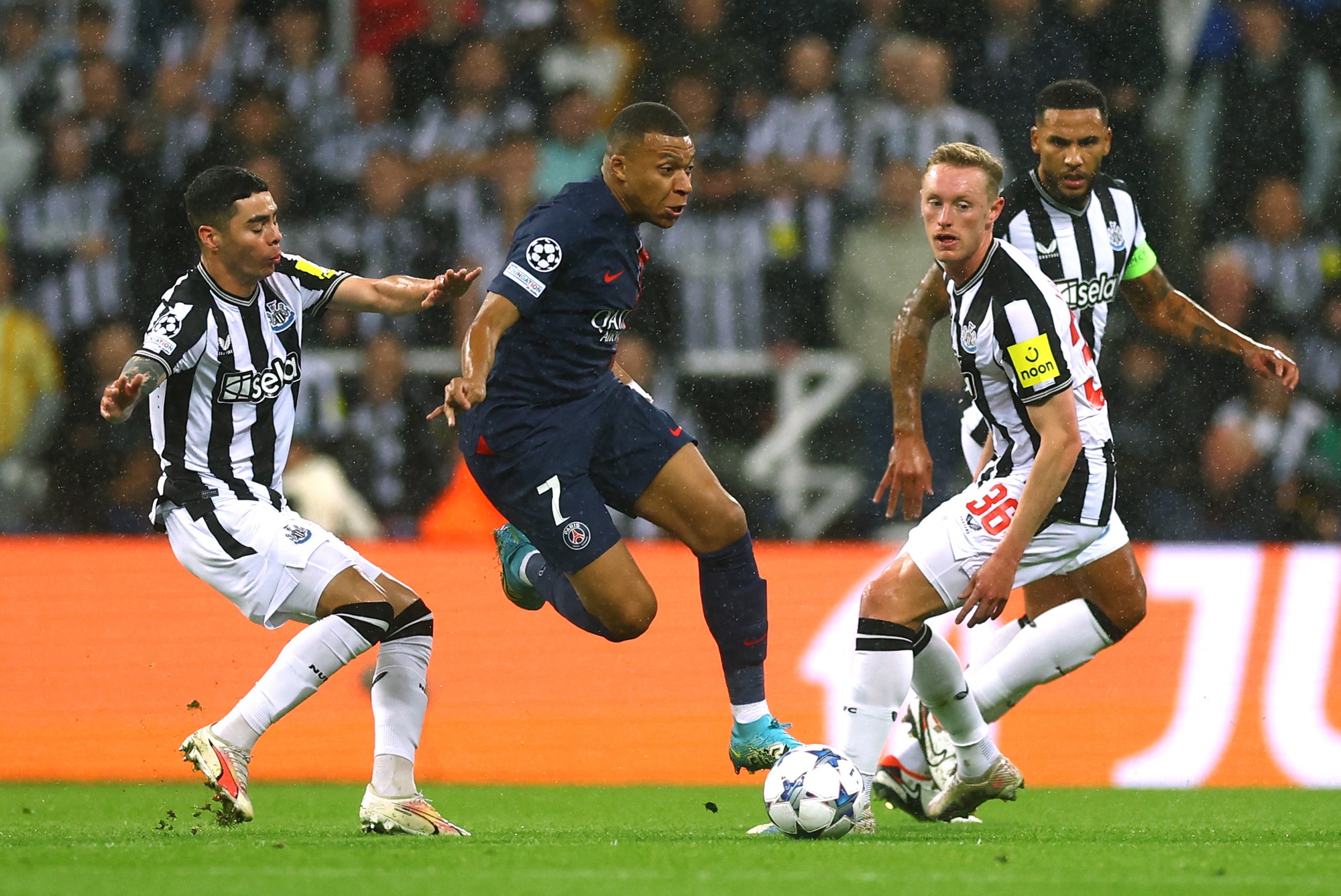 Newcastle gieo ác mộng cho Mbappe và PSG, Man City đại thắng Leipzig - Ảnh 1.