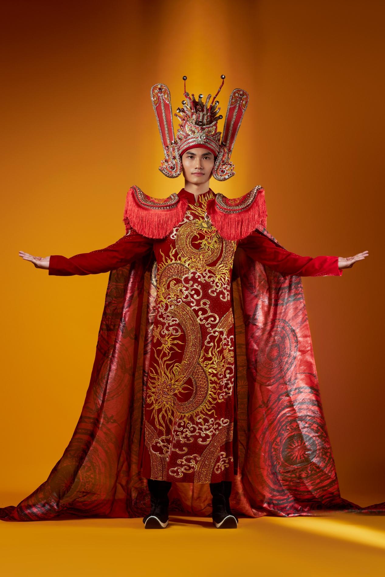 Juara kedua Thien Kha membawa drum perunggu Ngoc Lu ke arena  Á vương Thiện Khá mang trống đồng Ngọc Lũ lên đấu trường “Mister Cosmopolitan 2023 - Ảnh 1.