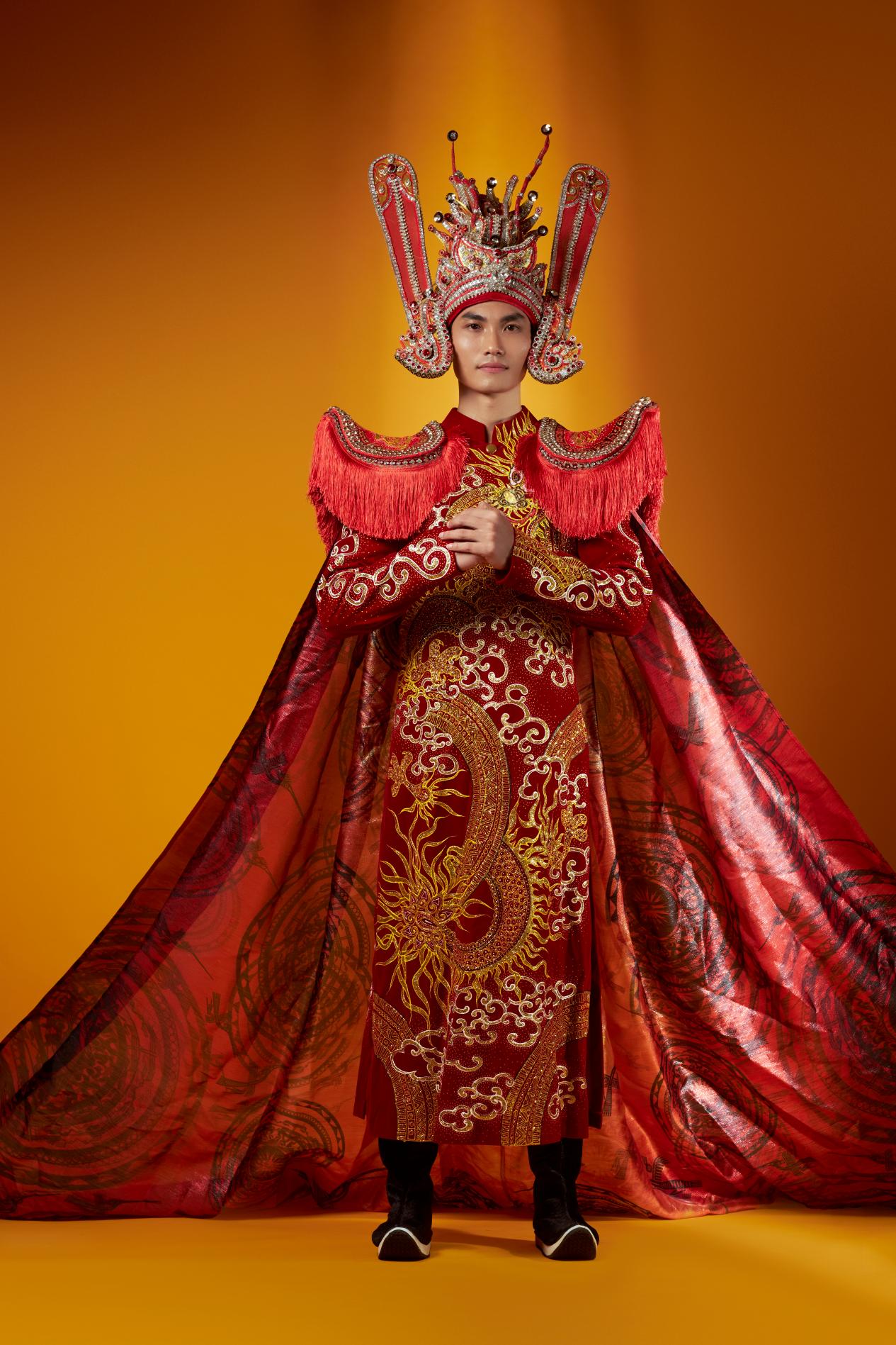 Juara kedua Thien Kha membawa drum perunggu Ngoc Lu ke arena  Á vương Thiện Khá mang trống đồng Ngọc Lũ lên đấu trường “Mister Cosmopolitan 2023 - Ảnh 2.