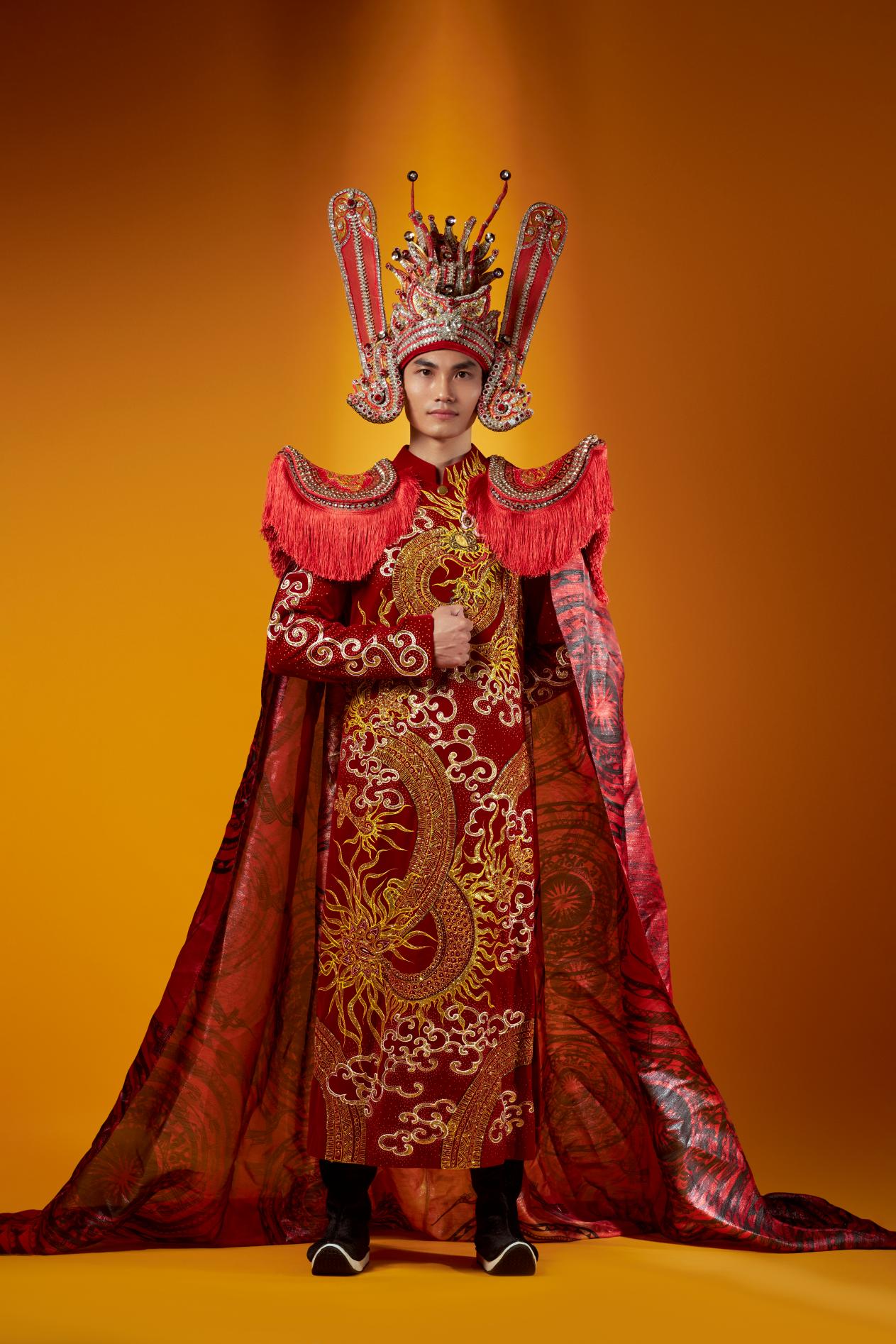 Juara kedua Thien Kha membawa drum perunggu Ngoc Lu ke arena  Á vương Thiện Khá mang trống đồng Ngọc Lũ lên đấu trường “Mister Cosmopolitan 2023 - Ảnh 3.
