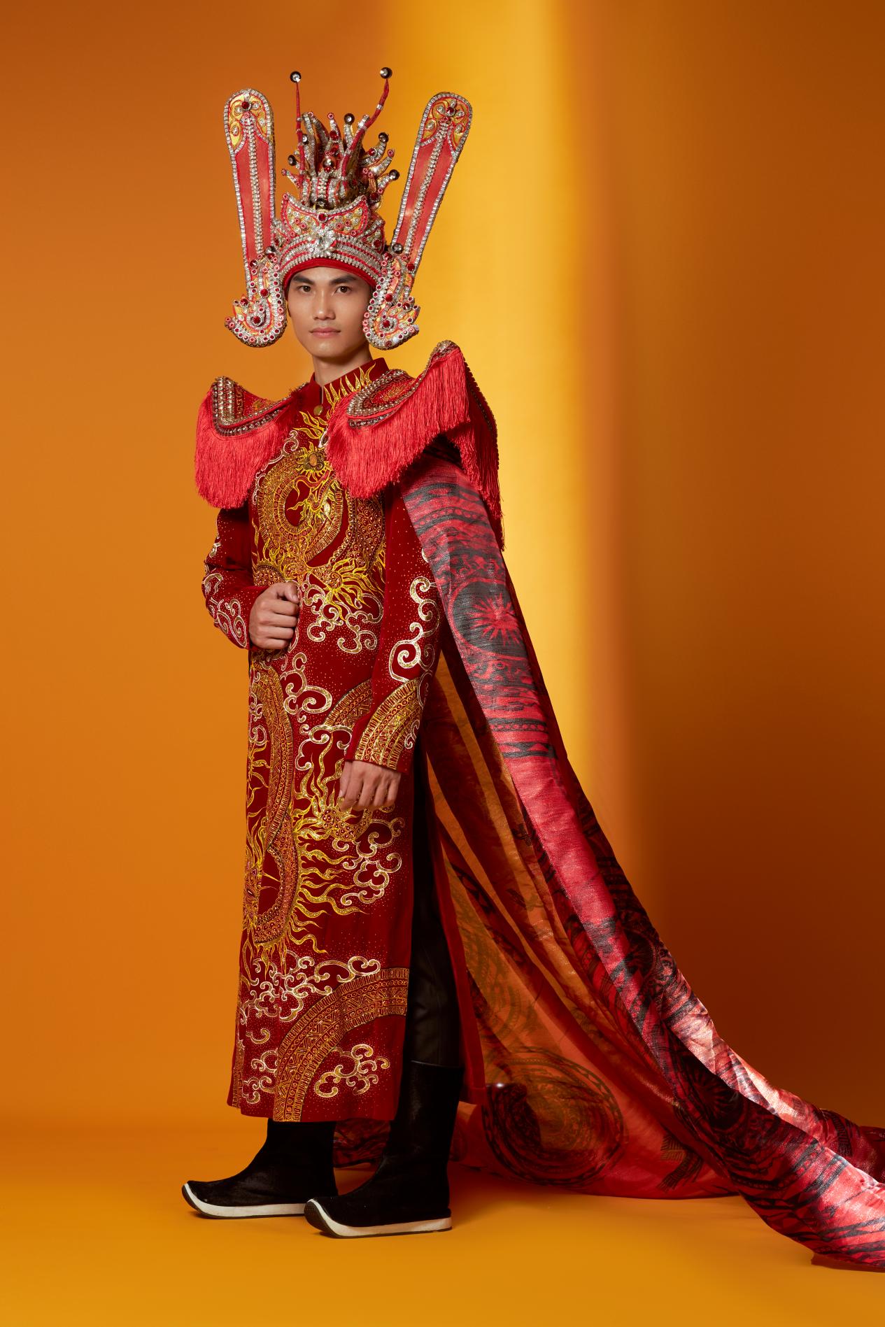 Juara kedua Thien Kha membawa drum perunggu Ngoc Lu ke arena  Á vương Thiện Khá mang trống đồng Ngọc Lũ lên đấu trường “Mister Cosmopolitan 2023 - Ảnh 4.