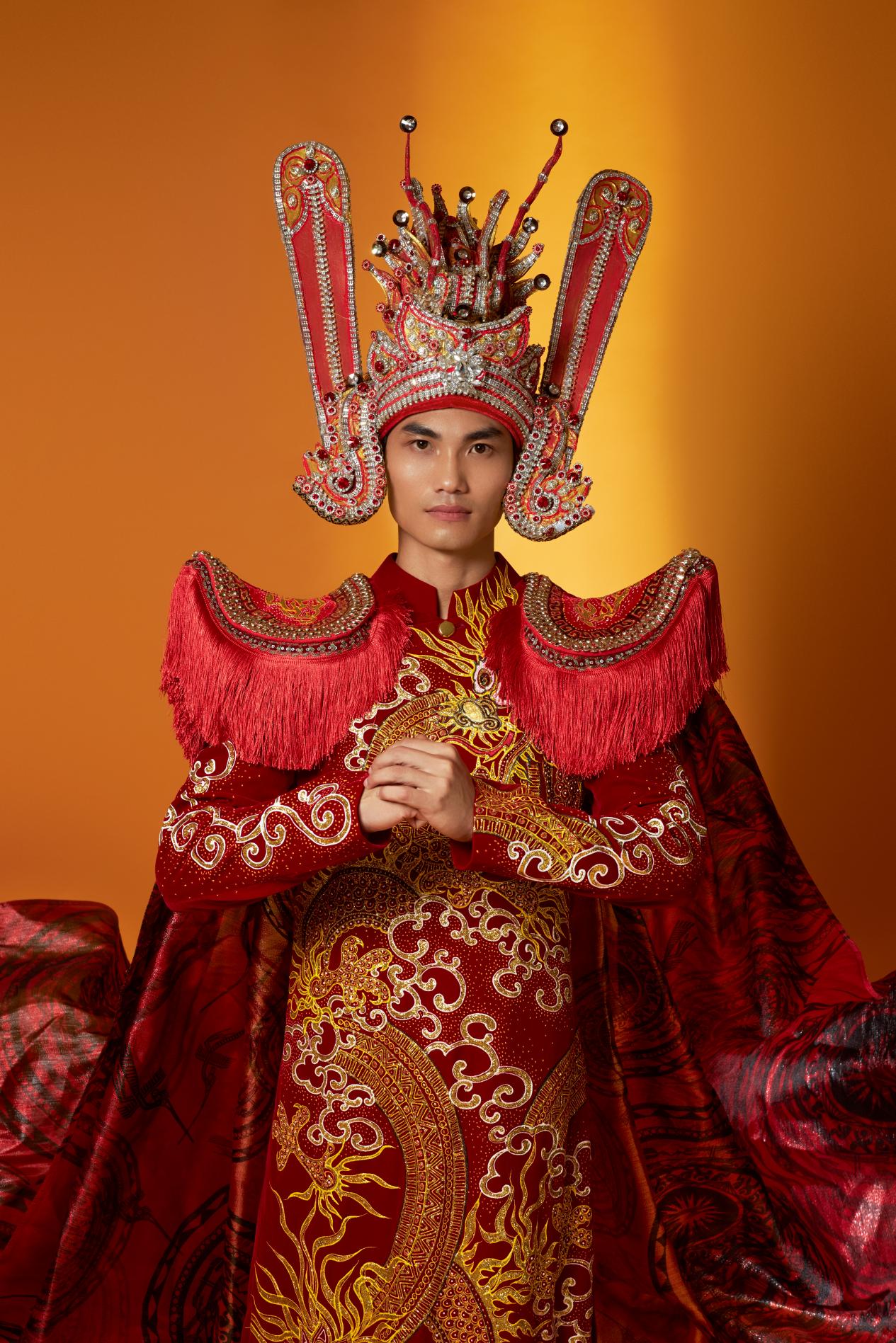 Juara kedua Thien Kha membawa drum perunggu Ngoc Lu ke arena  Á vương Thiện Khá mang trống đồng Ngọc Lũ lên đấu trường “Mister Cosmopolitan 2023 - Ảnh 5.