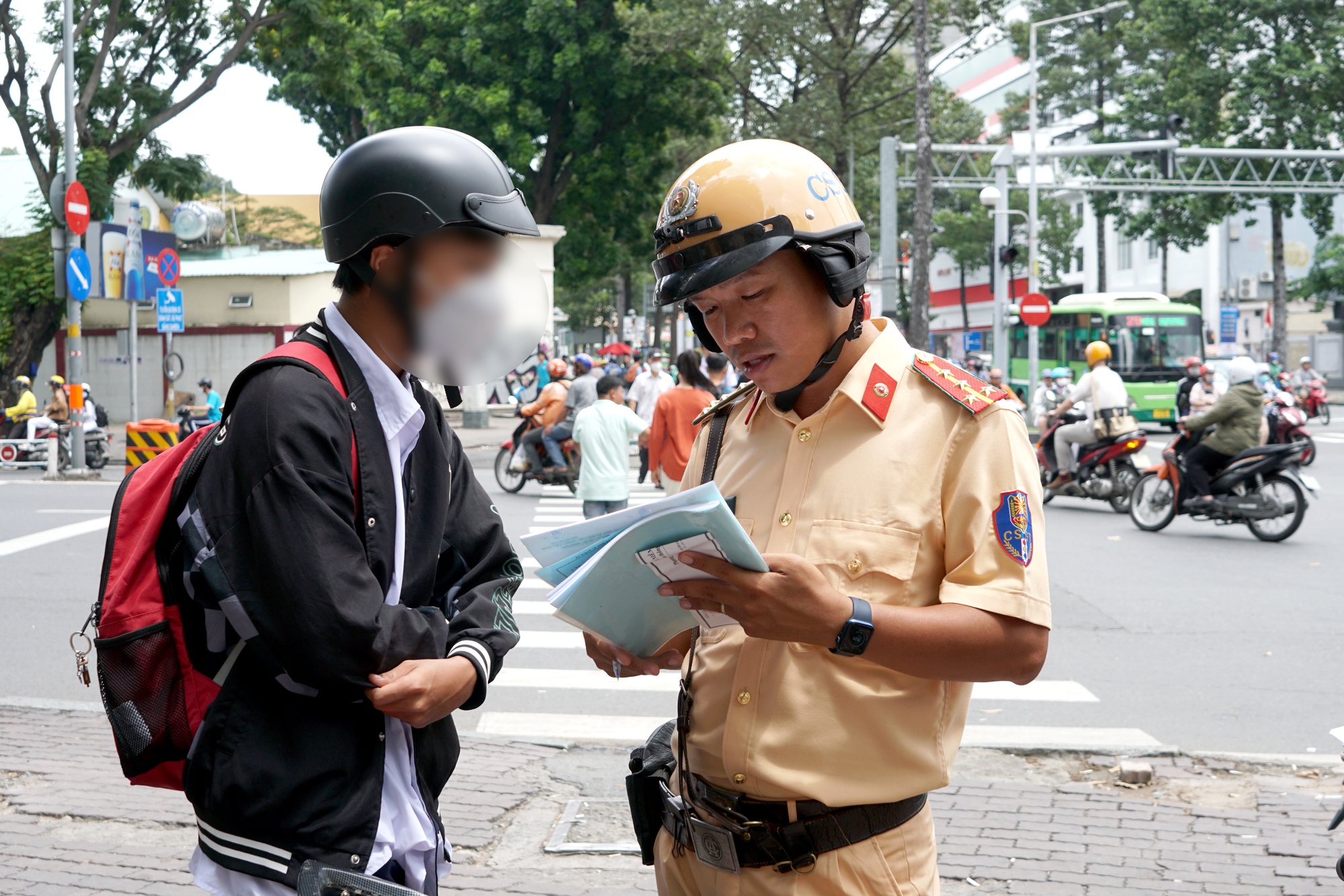 Nhiều học sinh chạy xe “không biết luật!”: CSGT xử lý cả chủ phương tiện - Ảnh 3.